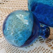 Carafe en verre bosselé bleu