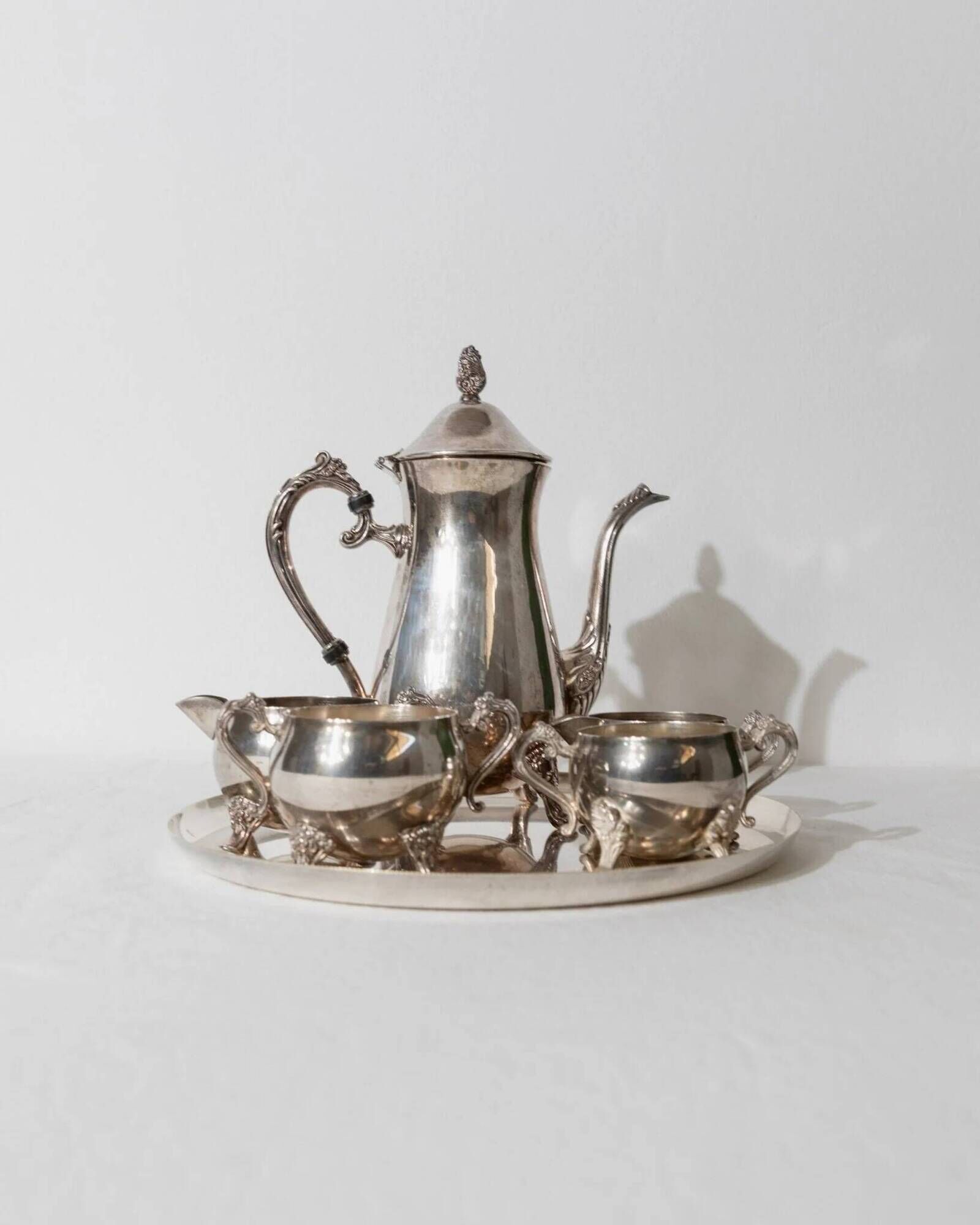 Silver-Plated Vintage Tea Set from England, 1940s: Teapot, Cups & Tray in Silver Metal