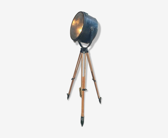 Projecteur de lampe sur le trépied