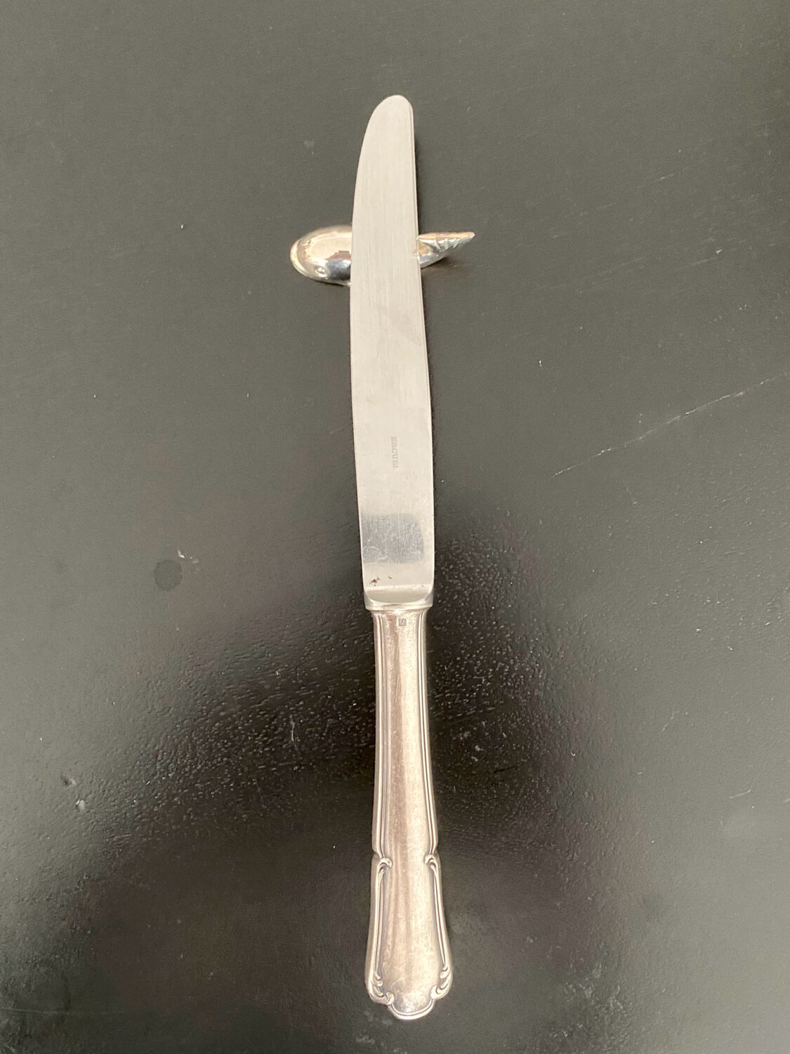 8 whale-shaped knife holders in silver metal