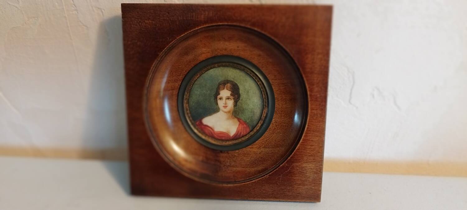 Miniature painting portrait of a woman with a red bodice