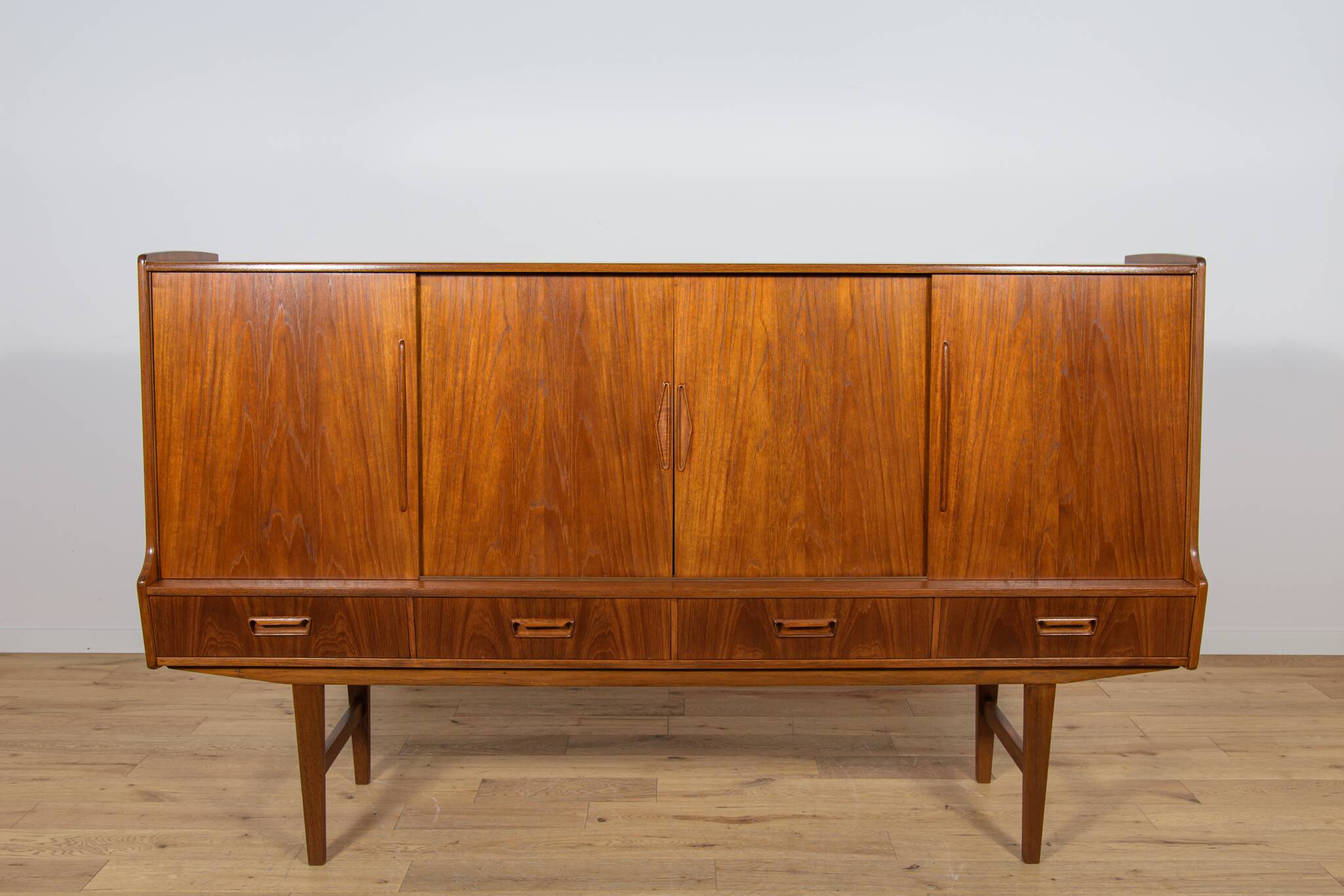Buffet haut en teck de style moderne du milieu du siècle, fabriqué par Farso Mobelfabrik, Danemark.
