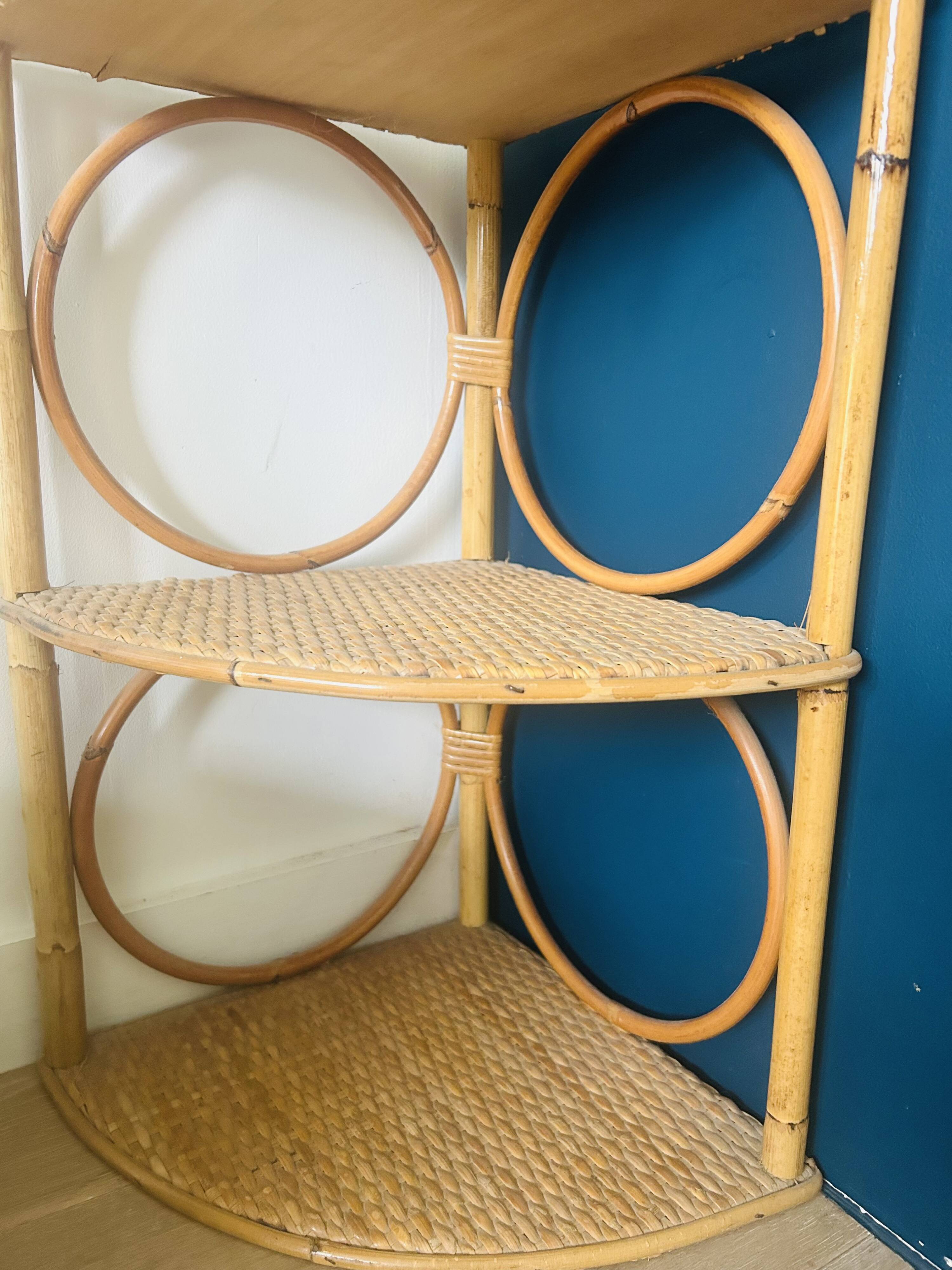 Etagère d'angle vintage en rotin