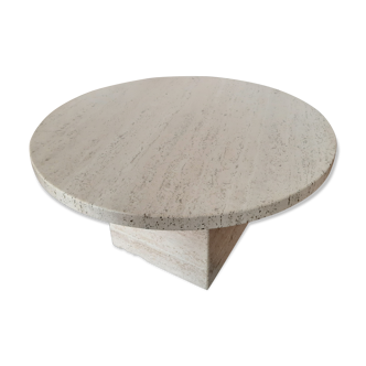 Round coffee table in travertine