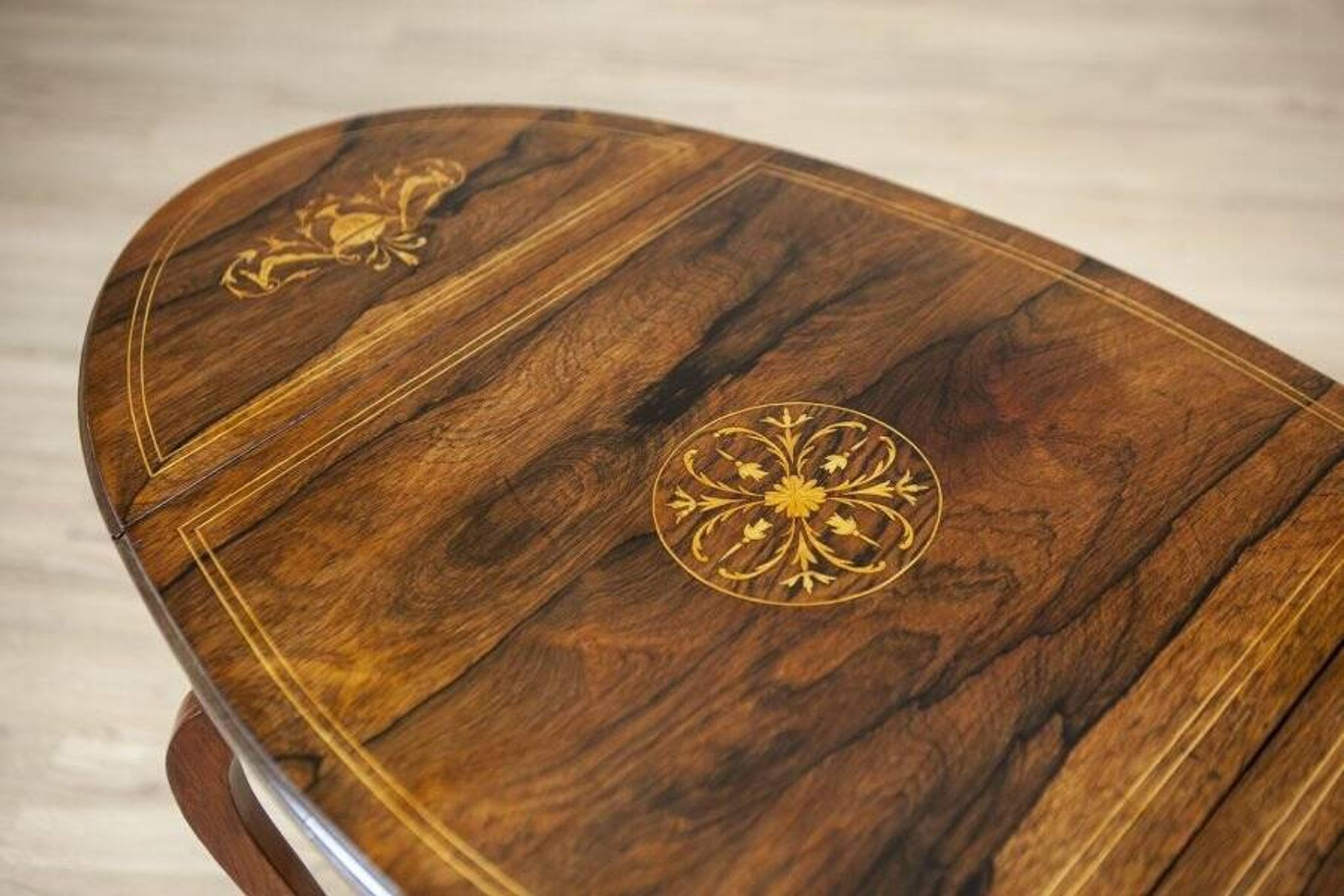 Table à thé en palissandre marqueté, années 1890
