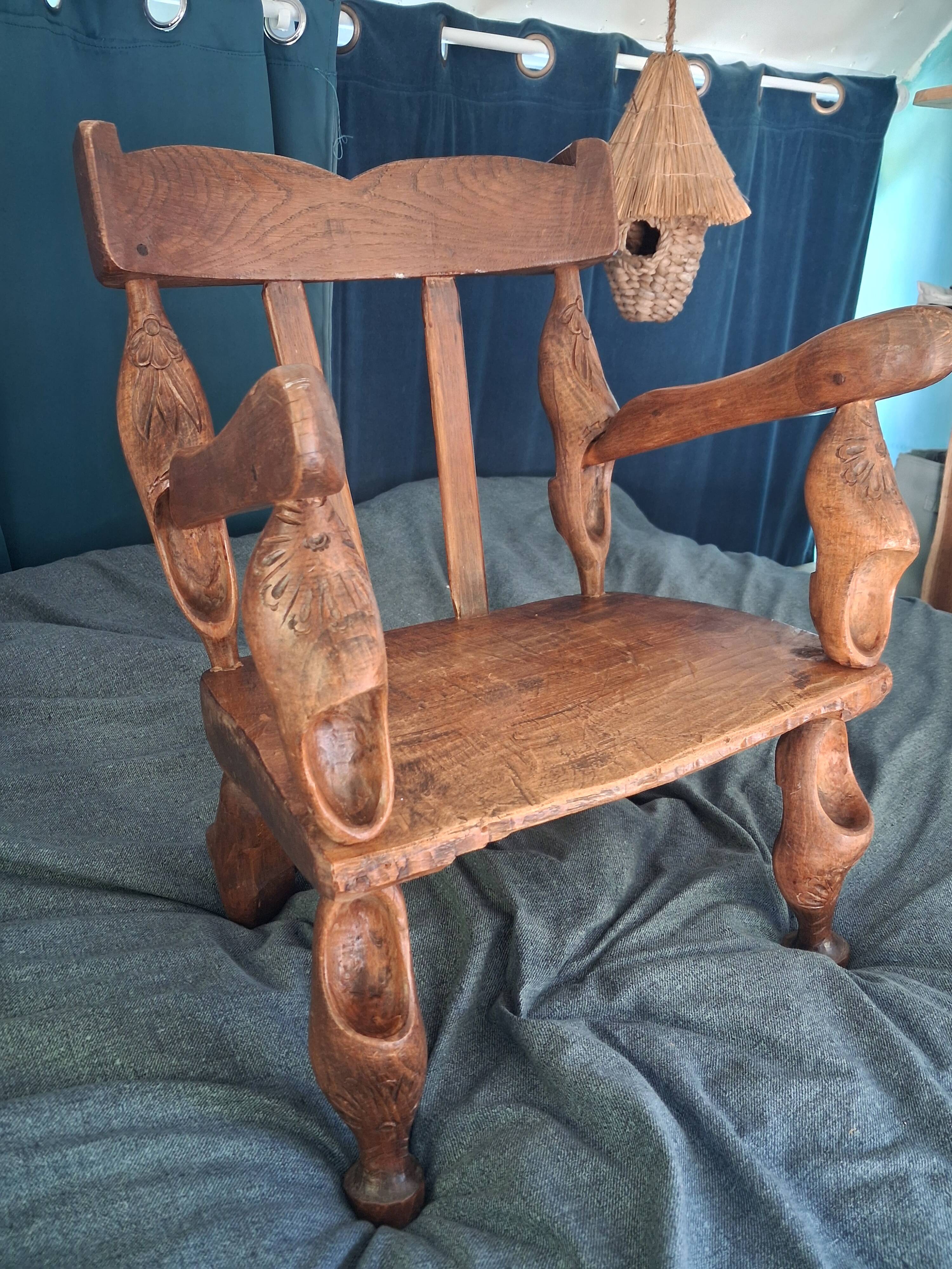 Chaise enfant en chêne sculpté. Ancien meuble breton