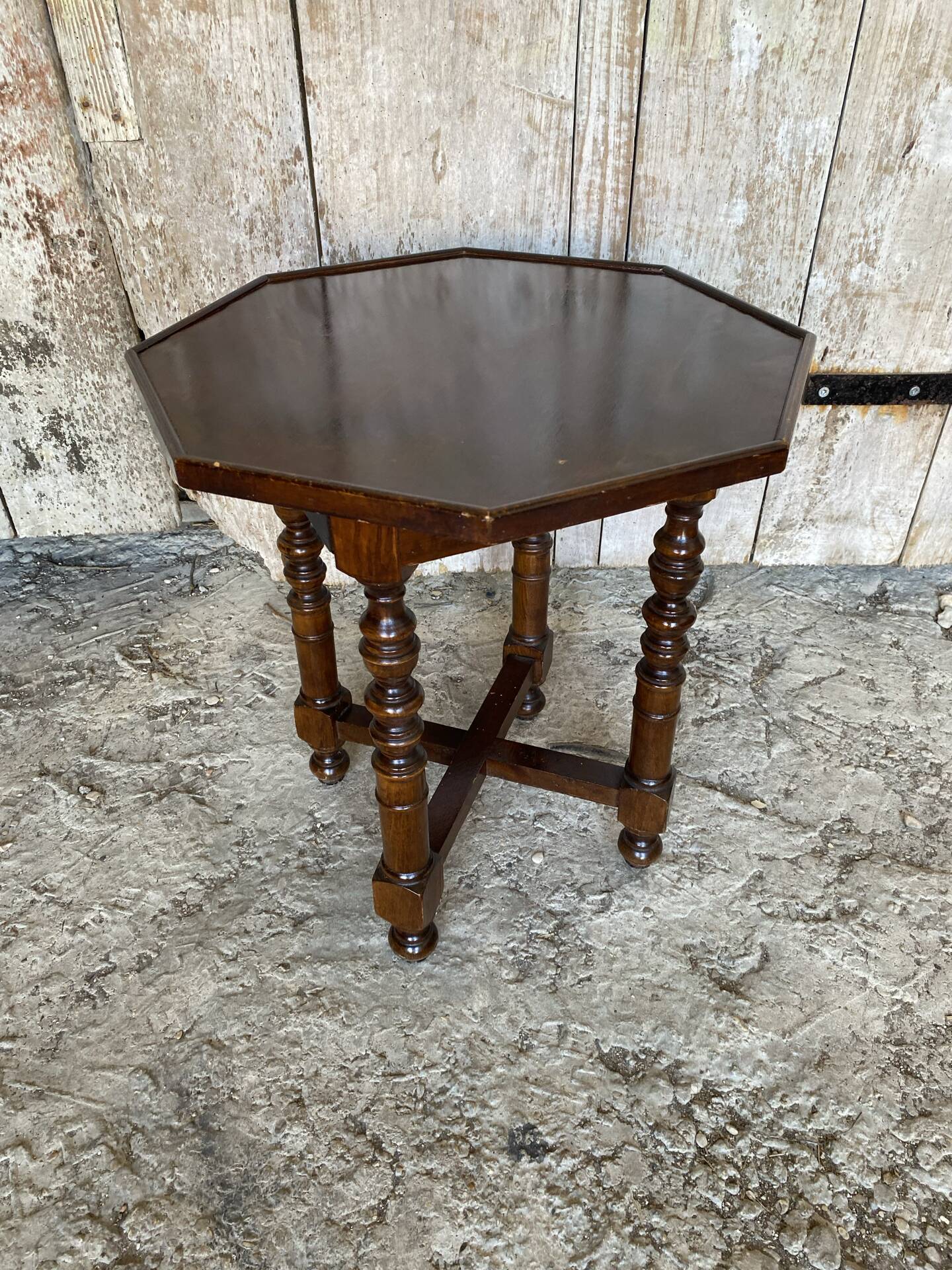 Chevet ancien, table basse octogonale en bois pieds tournés