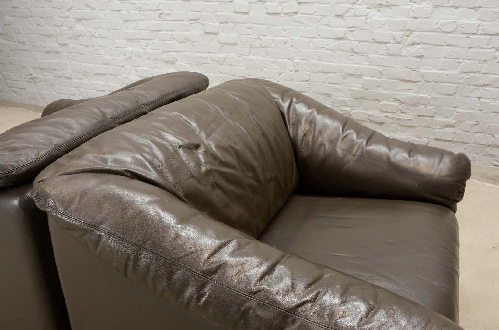 Comfortable Leolux Seal Brown Leather Two-Seater Sofa. The Netherlands, 70s