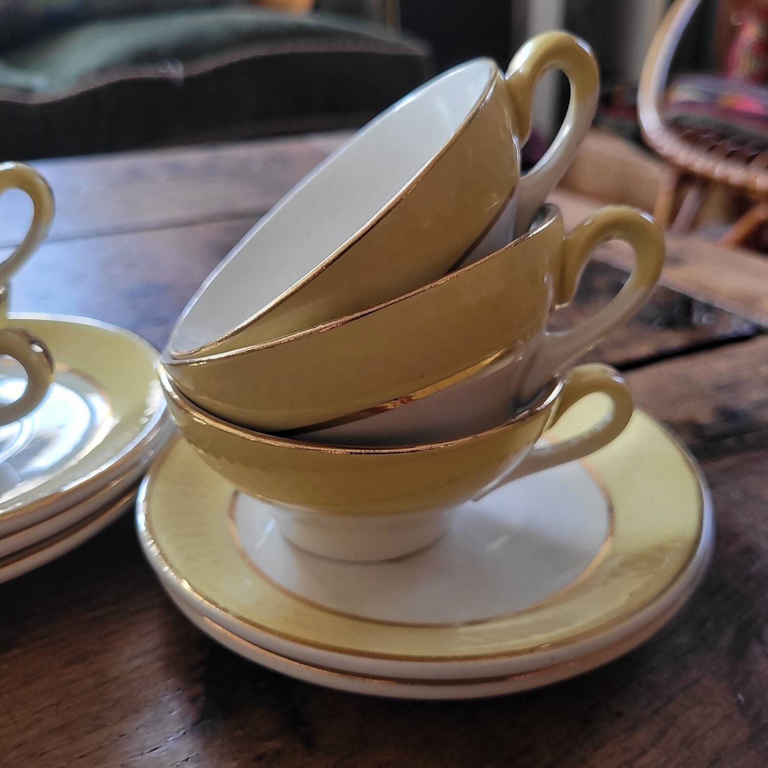 Yellow cups and saucers – 1950s–60s
Yellow cups and saucers –