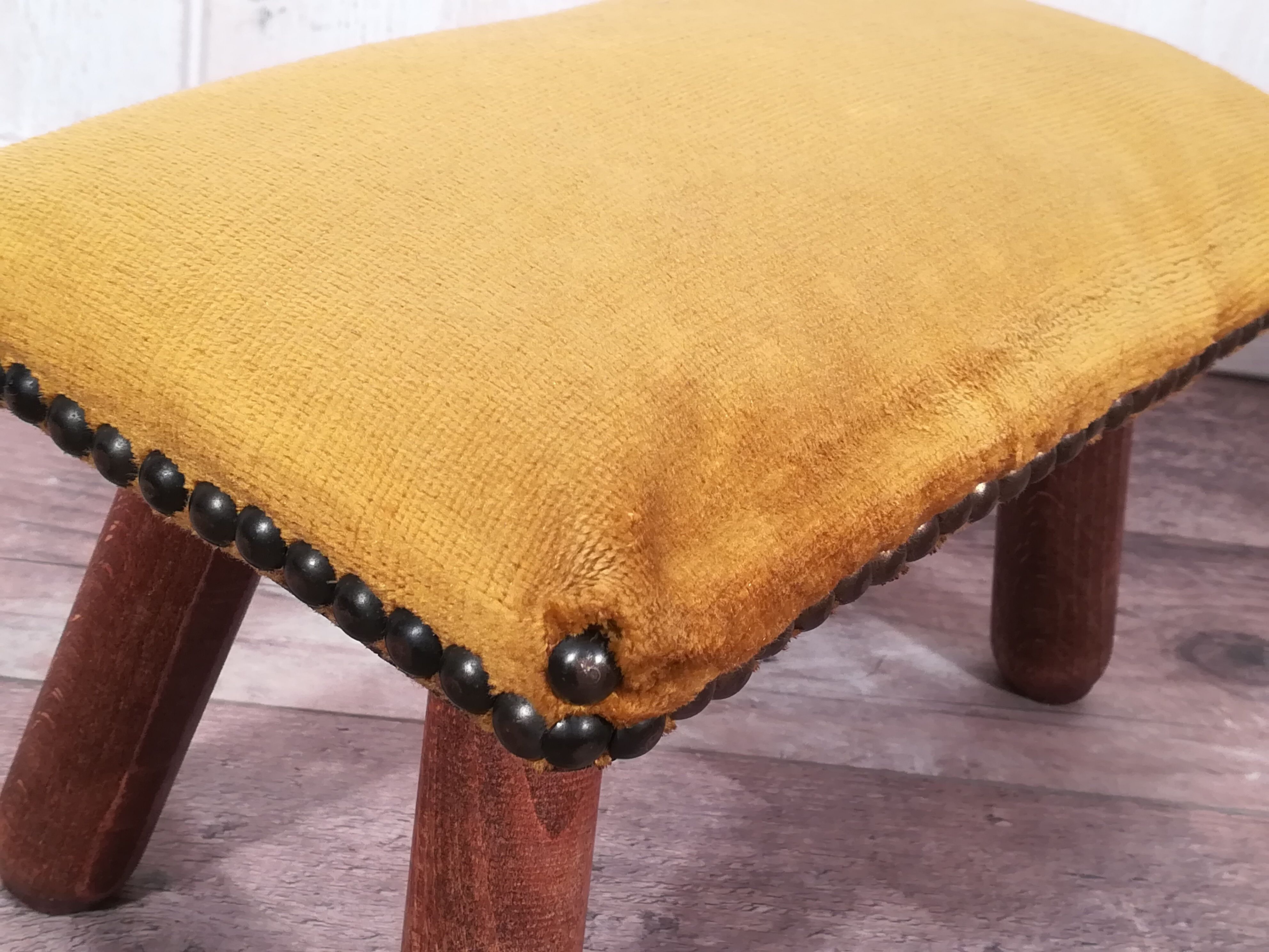 Small footrest velvet gold