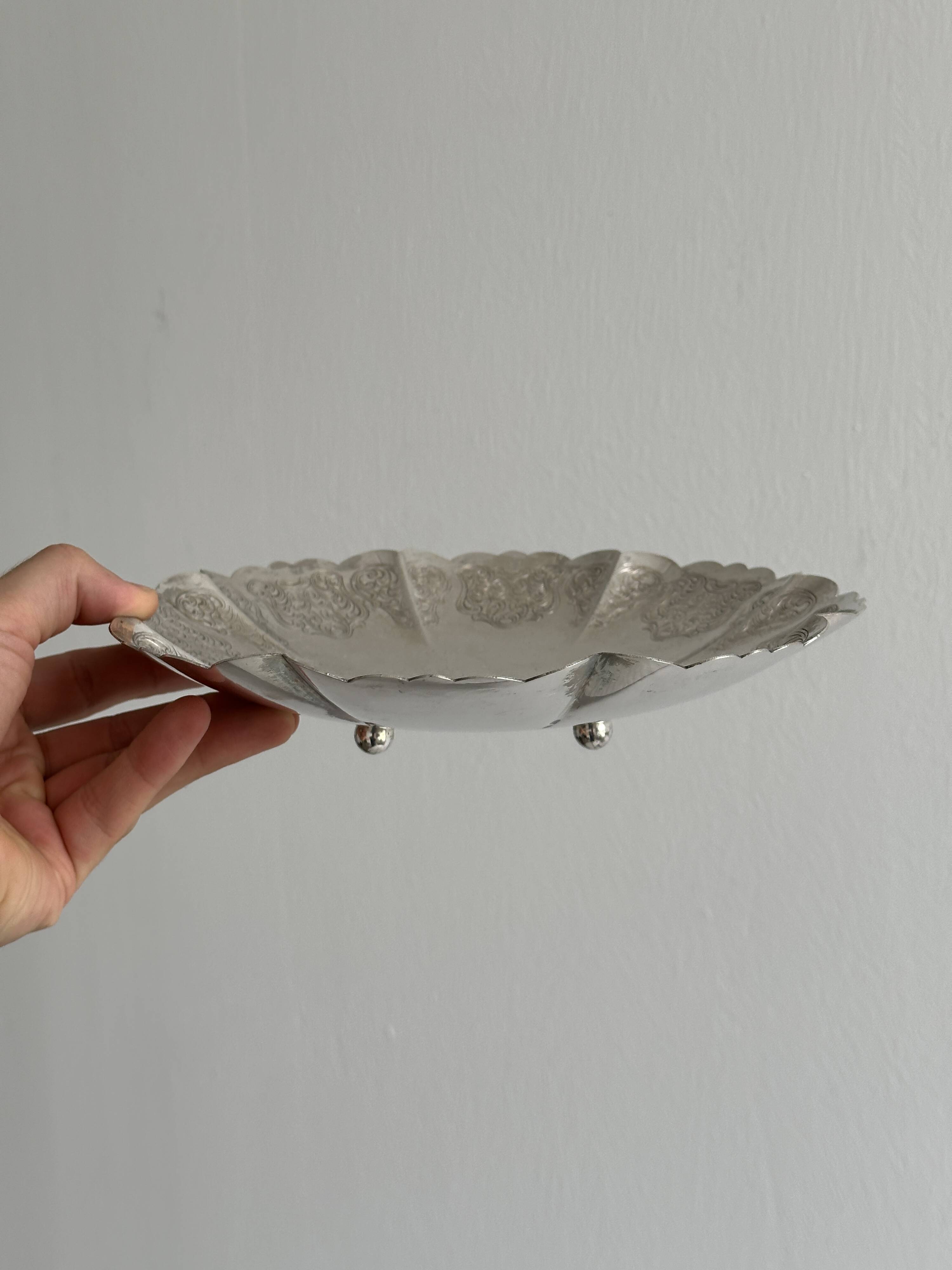 Lightweight metal cup on legs