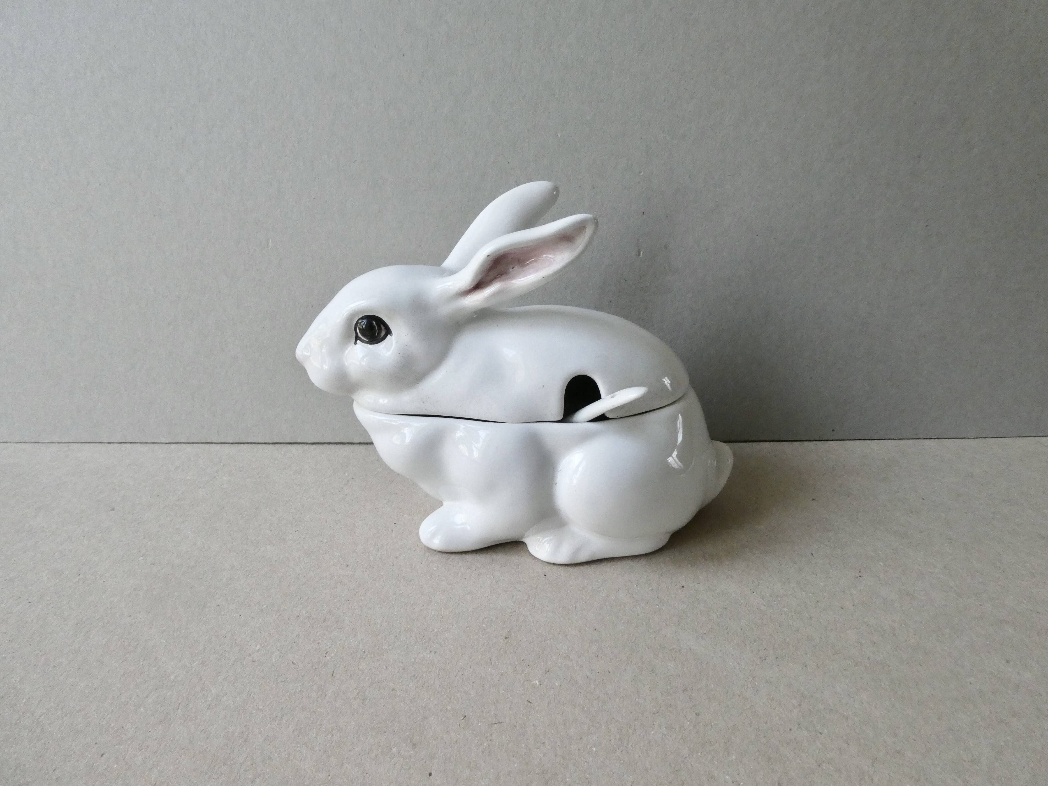 Gravy boat in white rabbit slip, bordallo pinheiro portugal