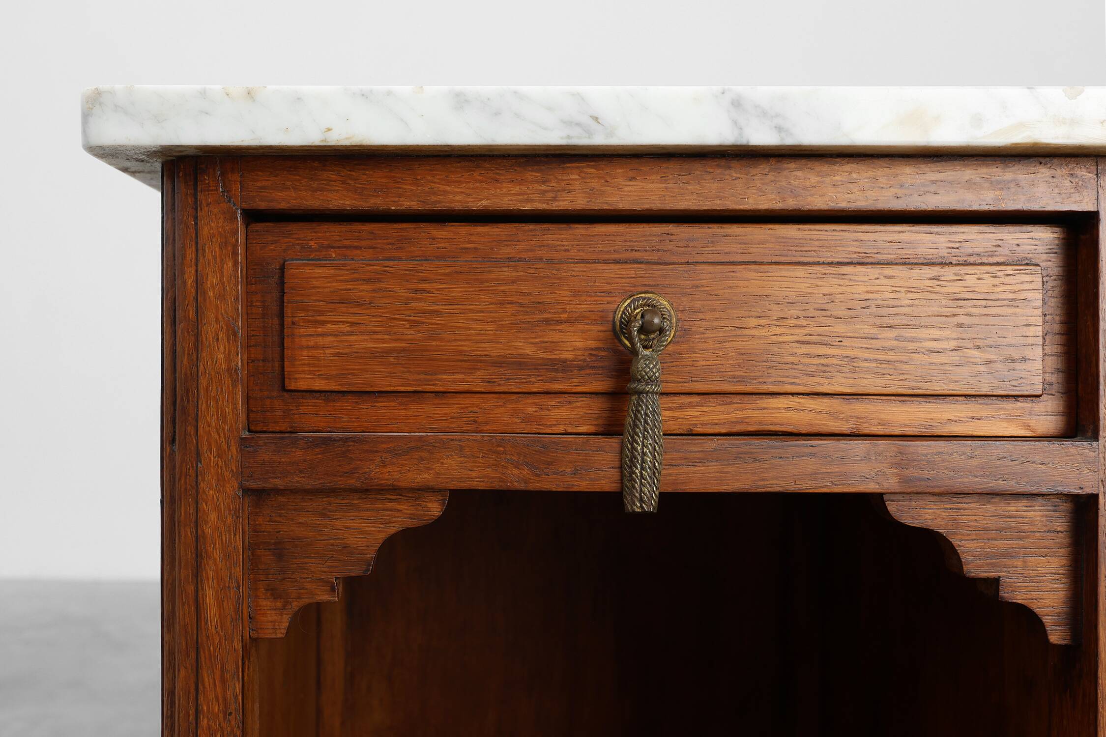 Table de nuit Art Déco en chêne avec plateau en marbre de Carrare, France années 1920
