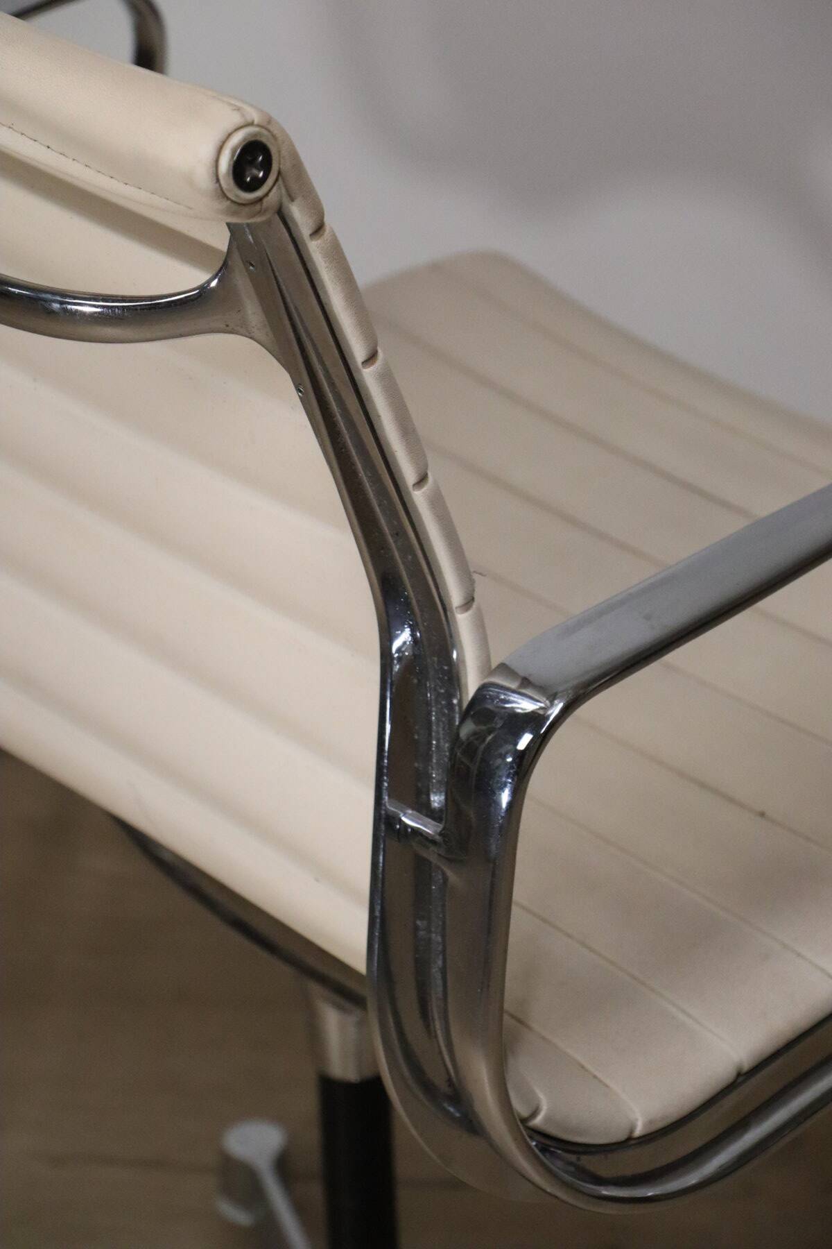 Fauteuil EA 108 en cuir – Charles & Ray Eames – Herman Miller – 1960