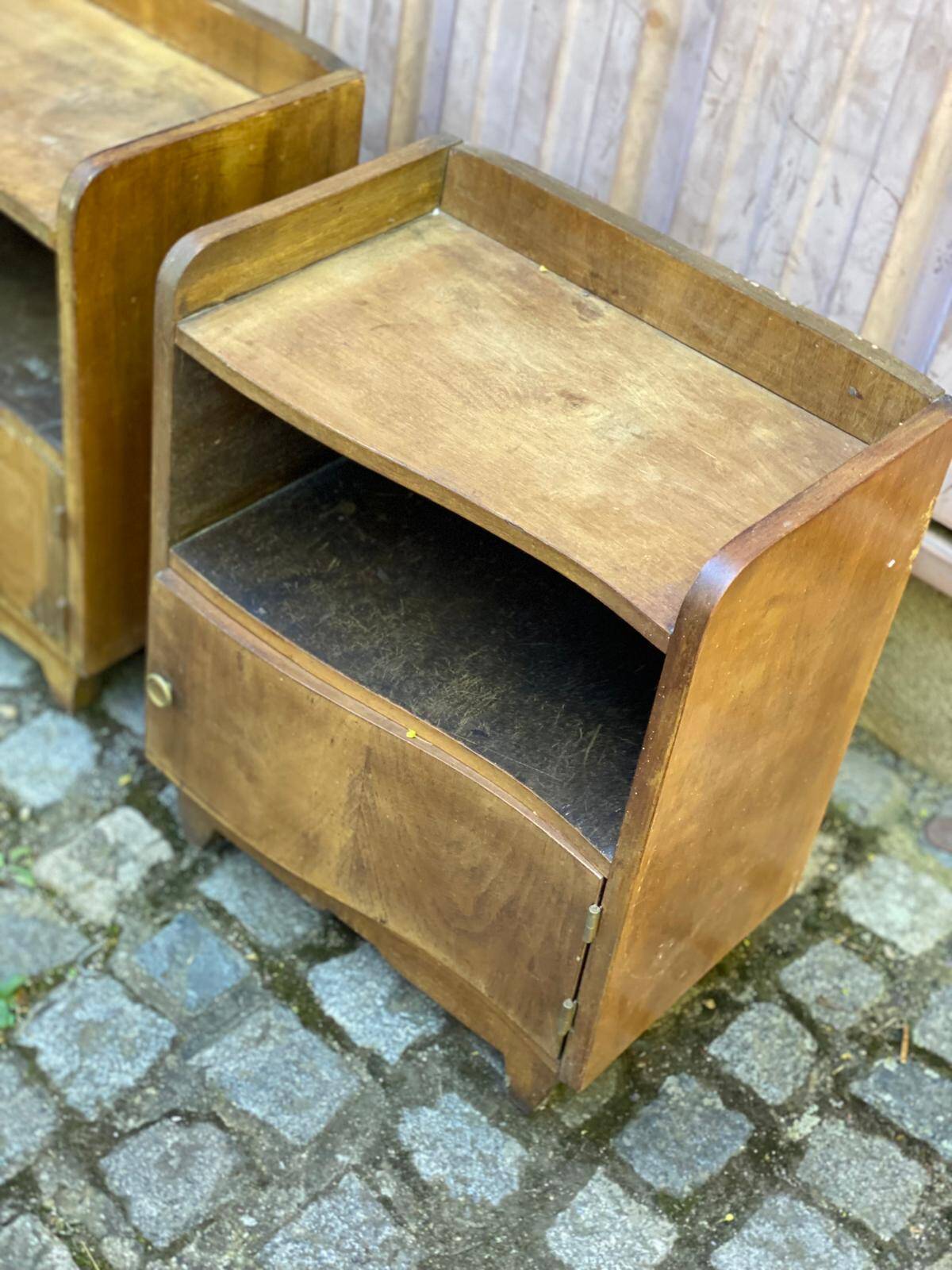 2 Art Deco bedside tables from the 1960s in walnut.