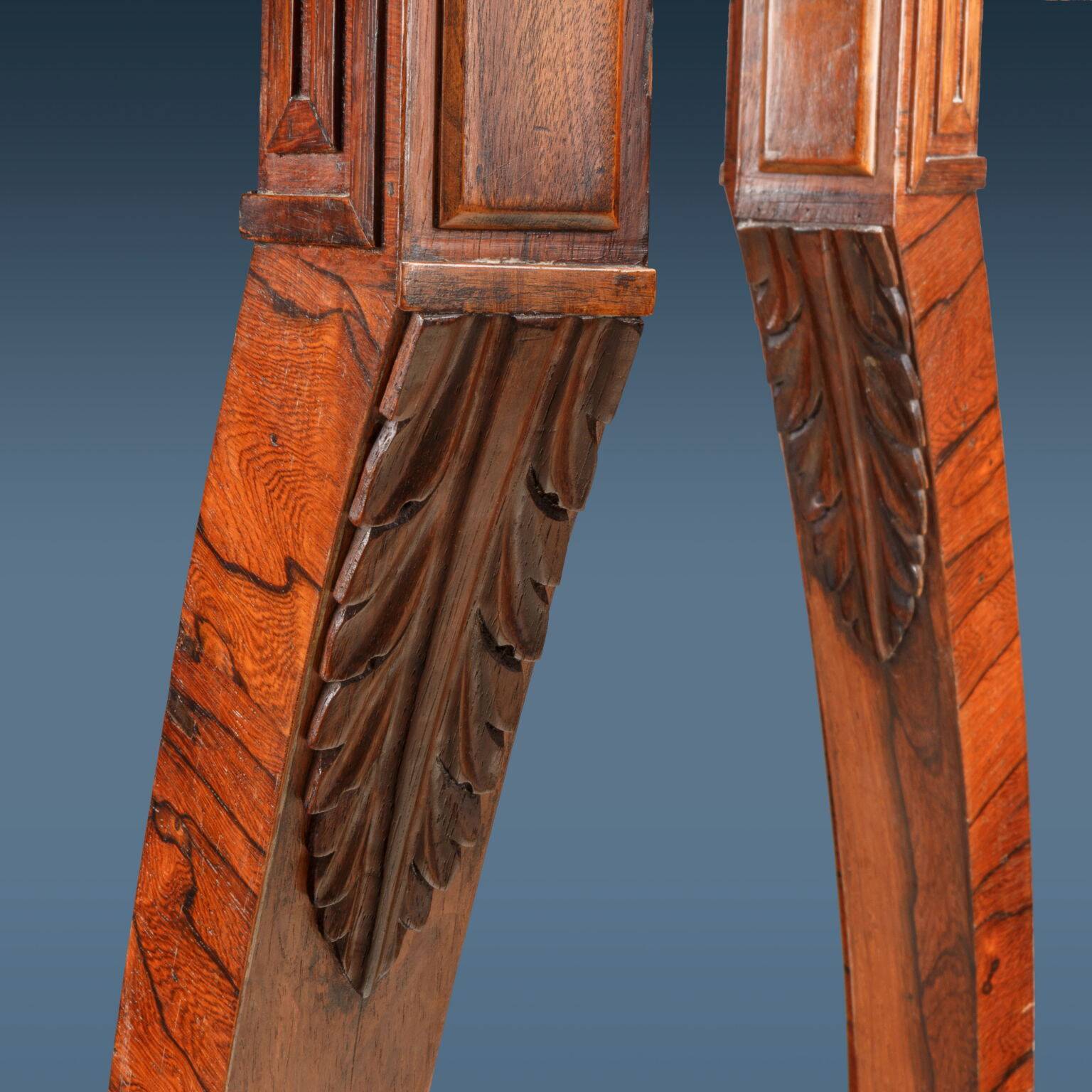 Paire de tables d'appoint trépied en palissandre, Angleterre, 19e siècle.