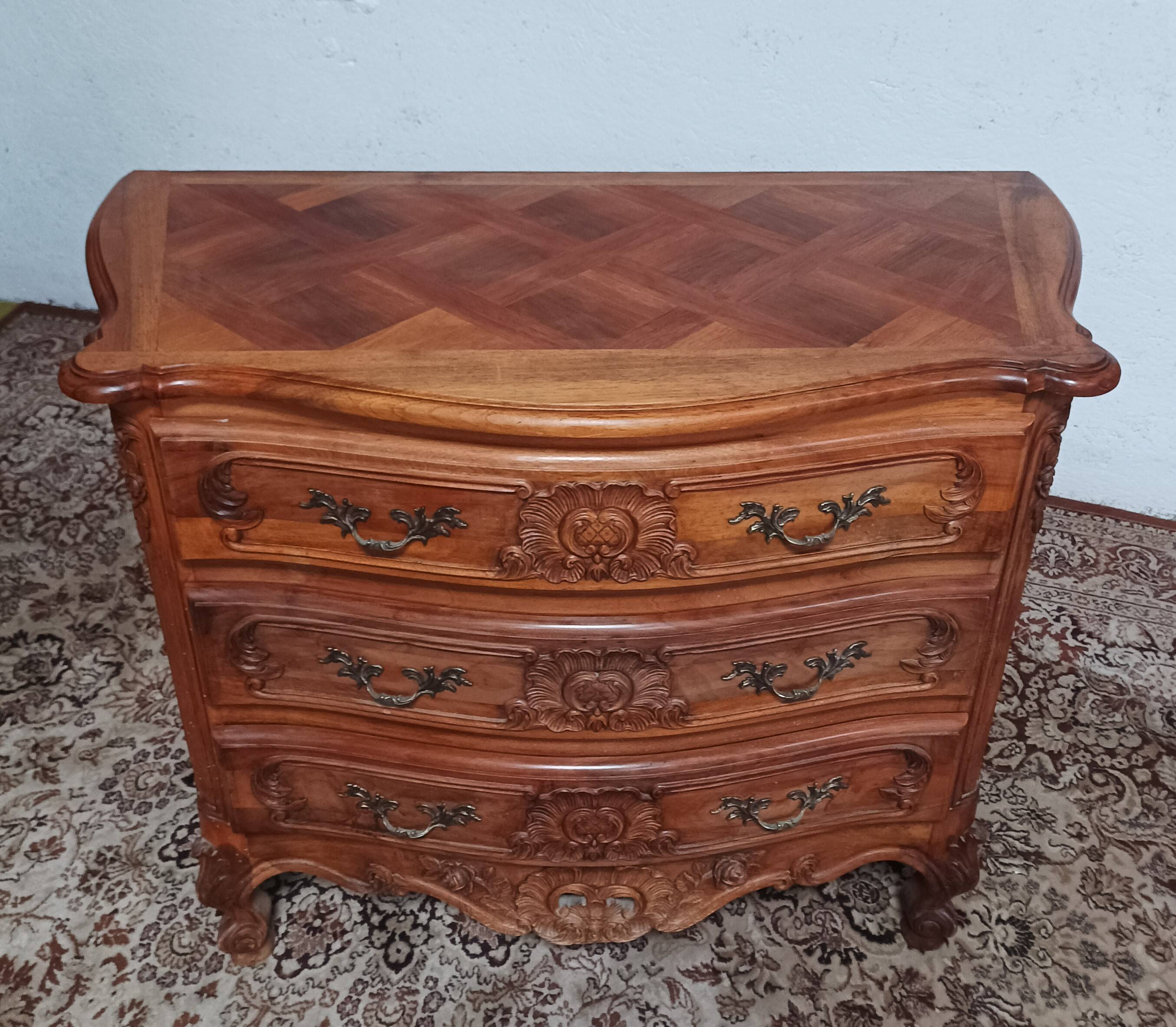 Commode Rocaille en noyer sculpté XXème