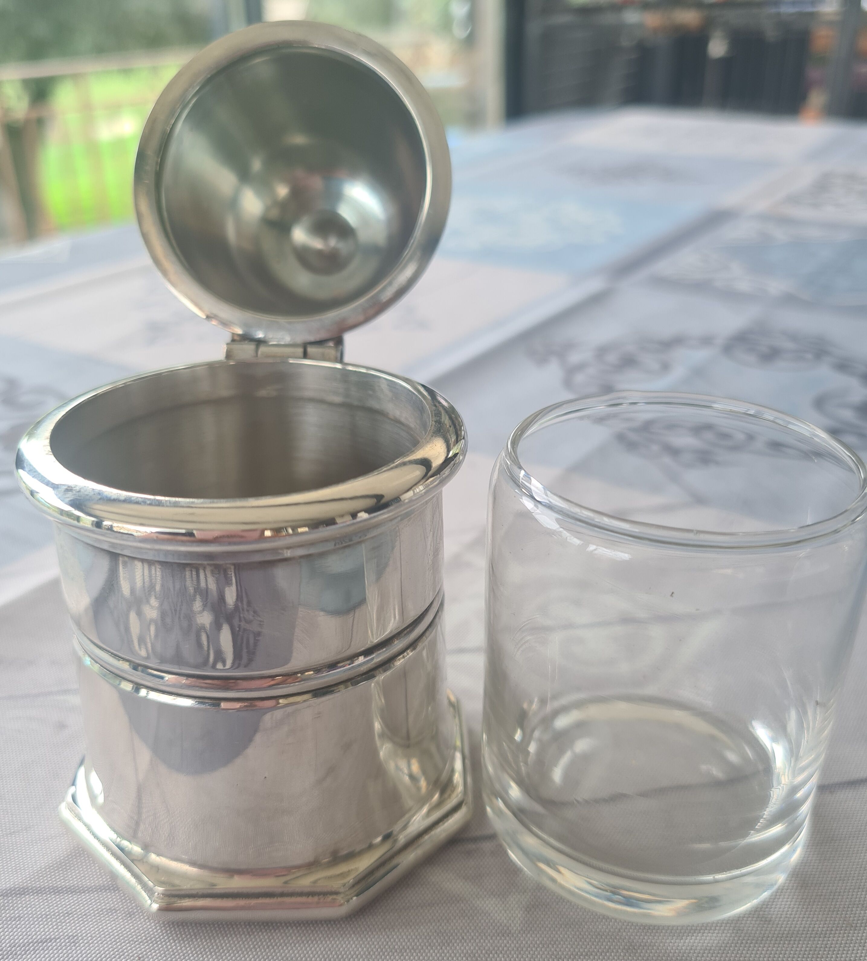 Table container from Christofle in silver-plated metal.