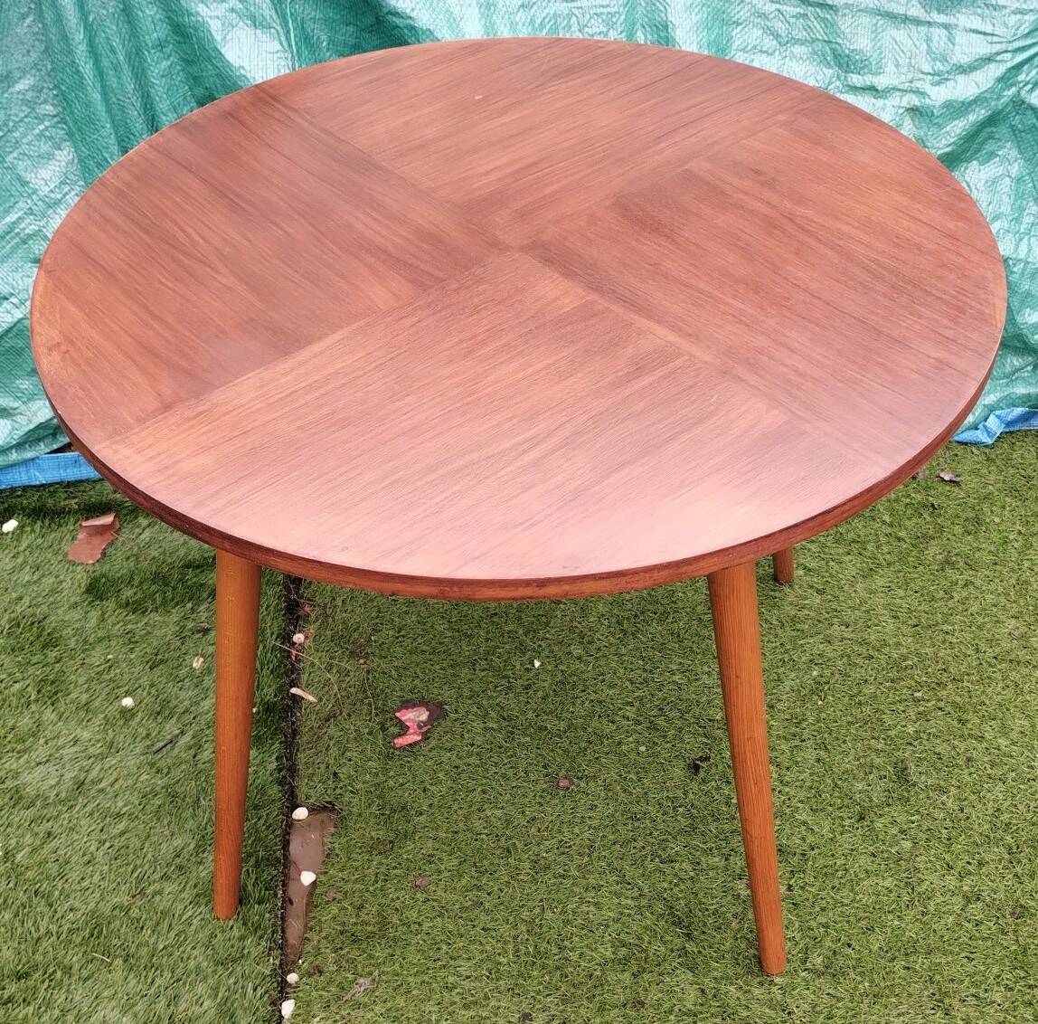 Round table resting on 4 unscrewable legs