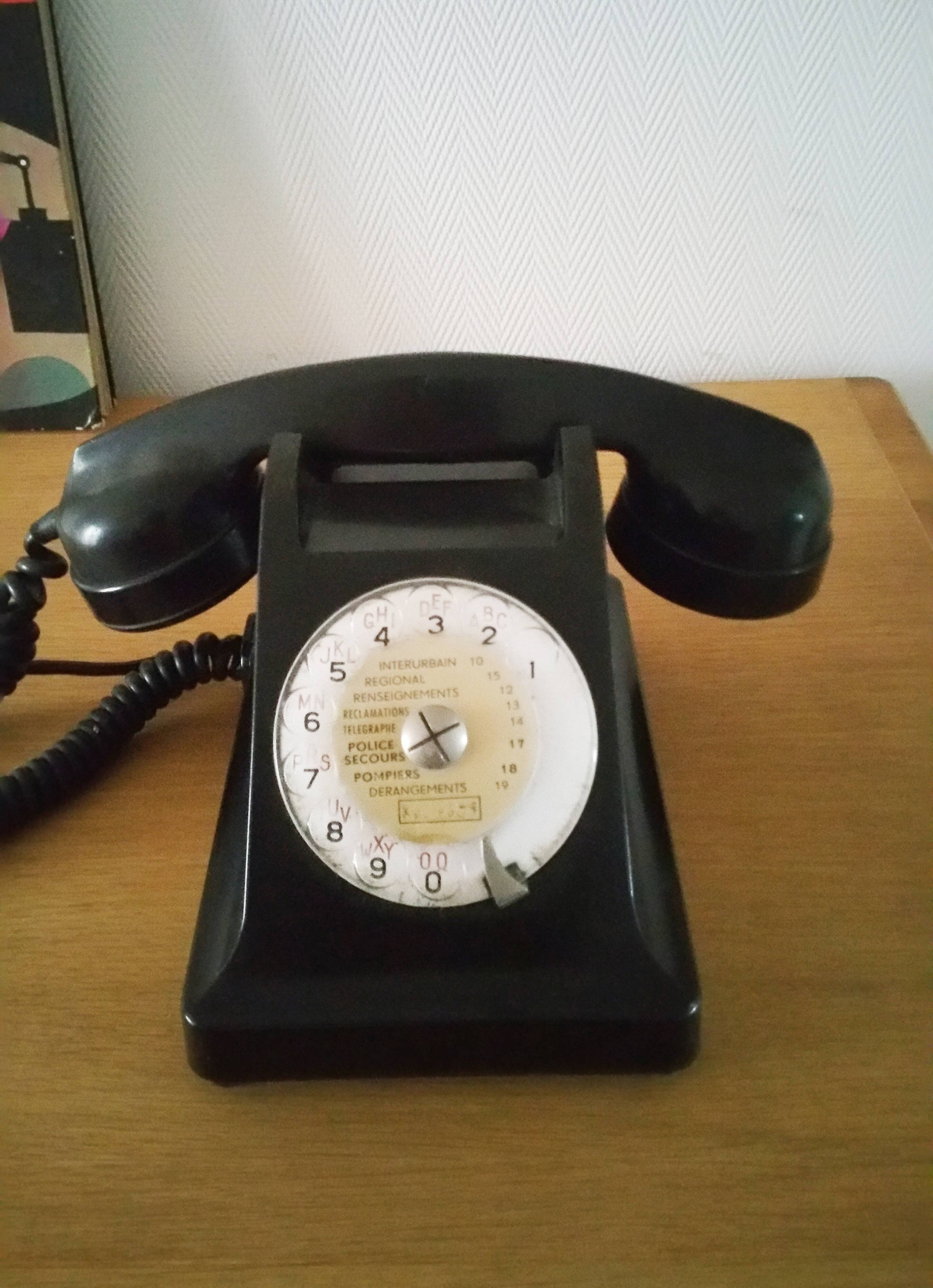 Black retro bakelite telephone 40