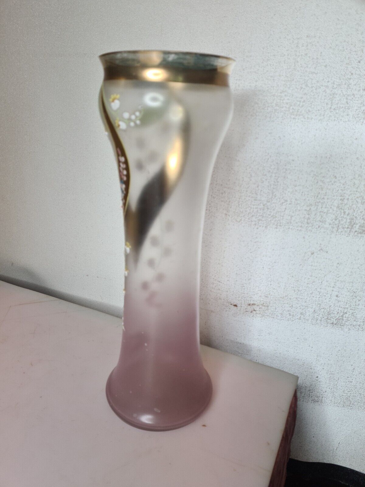 Vase en opaline émaiillée avec du muguet