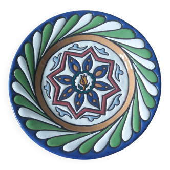 Decorative wall plate signed A. Alvarez