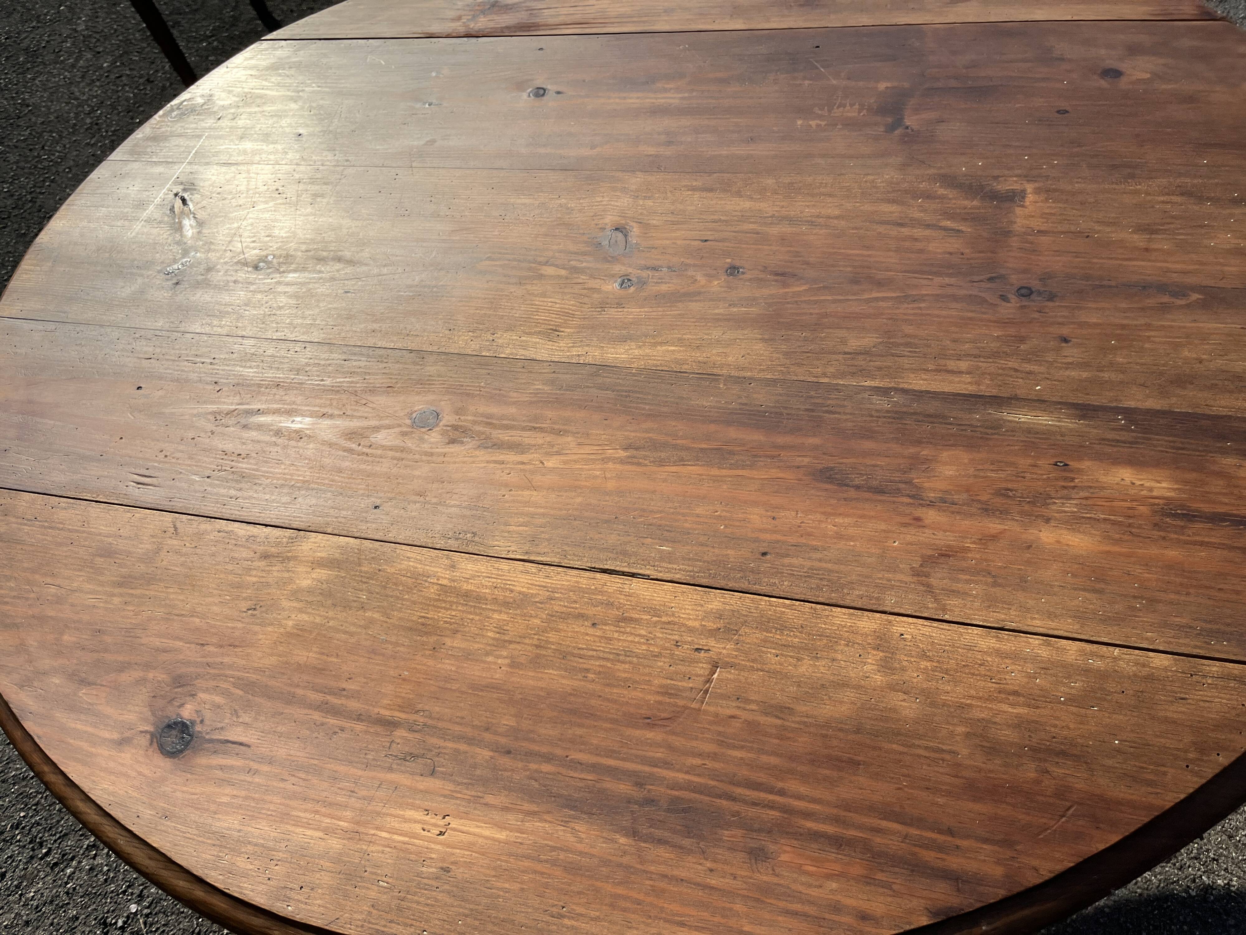 Round walnut table, turned legs in the Louis-Philippe style, late 19th century