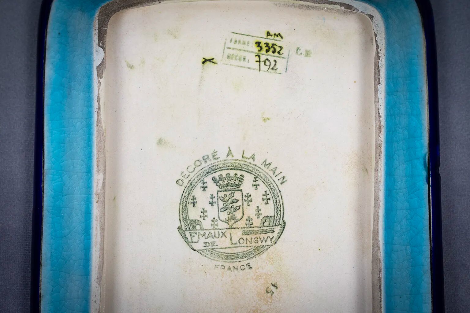 Plat à cake Longwy, décor floral et médaillon d’oiseaux, début XXème