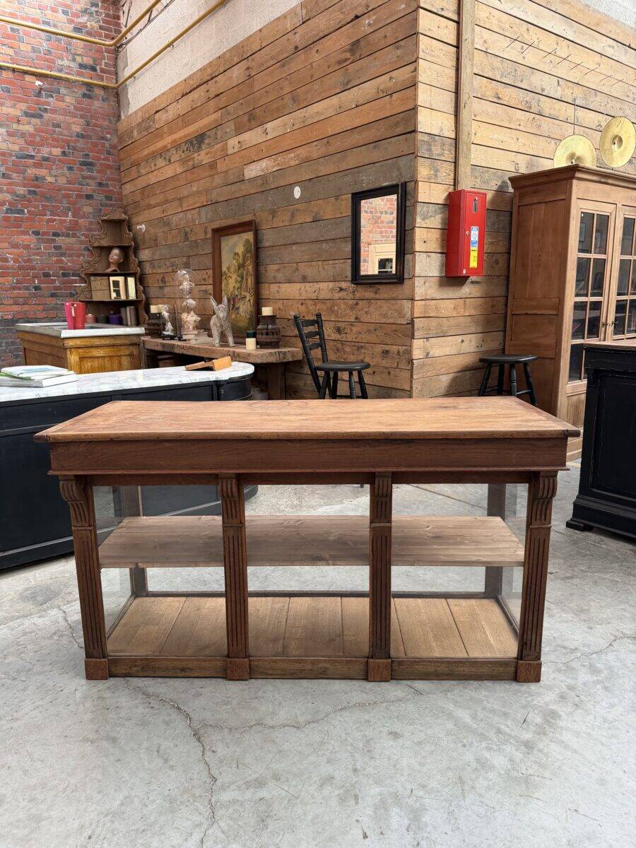 Glass-fronted oak counter from the 19th century.