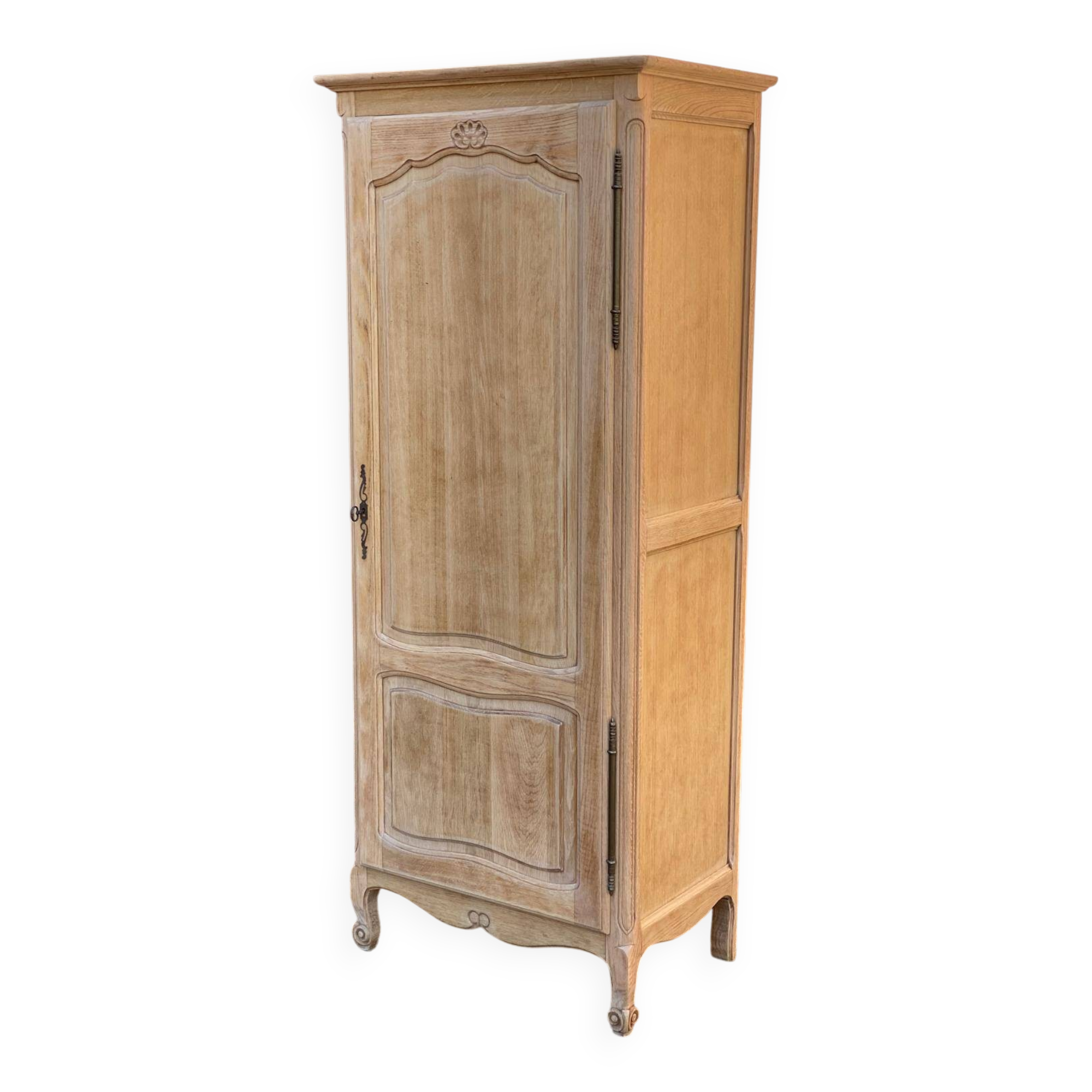 Armoire d'internat Louis XV rénovée en chêne brut bonnetière Riskoff