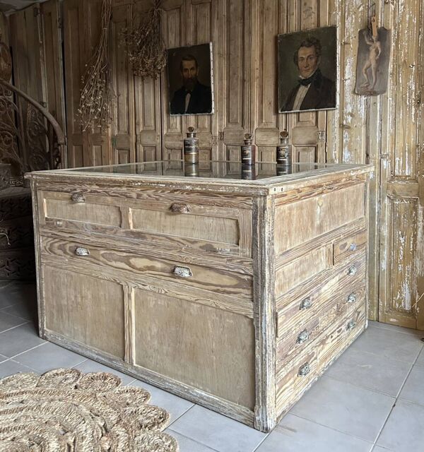 Meuble de métier ancien à vitrine, comptoir central d’exposition avec