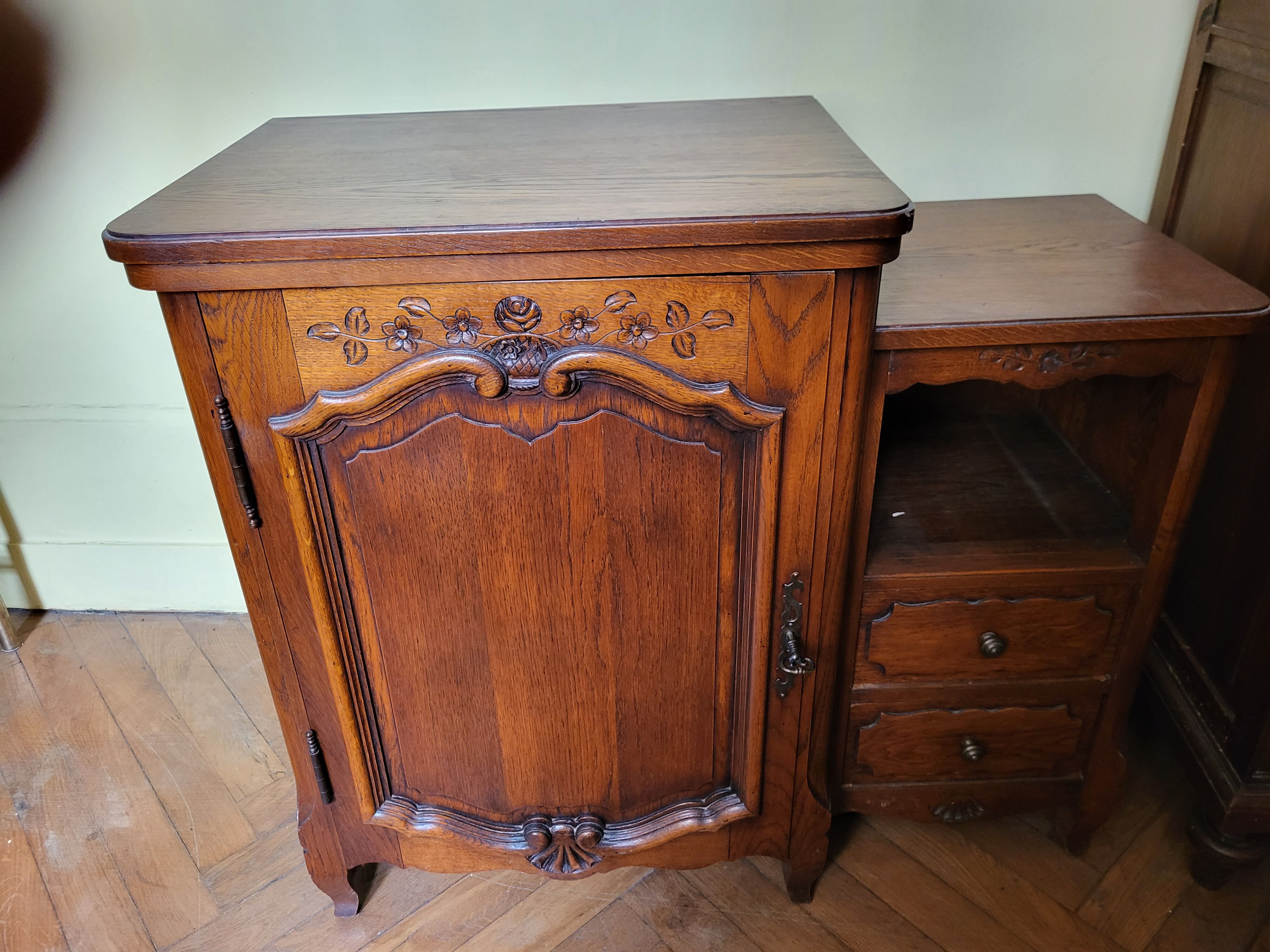 Table with singer sewing machine