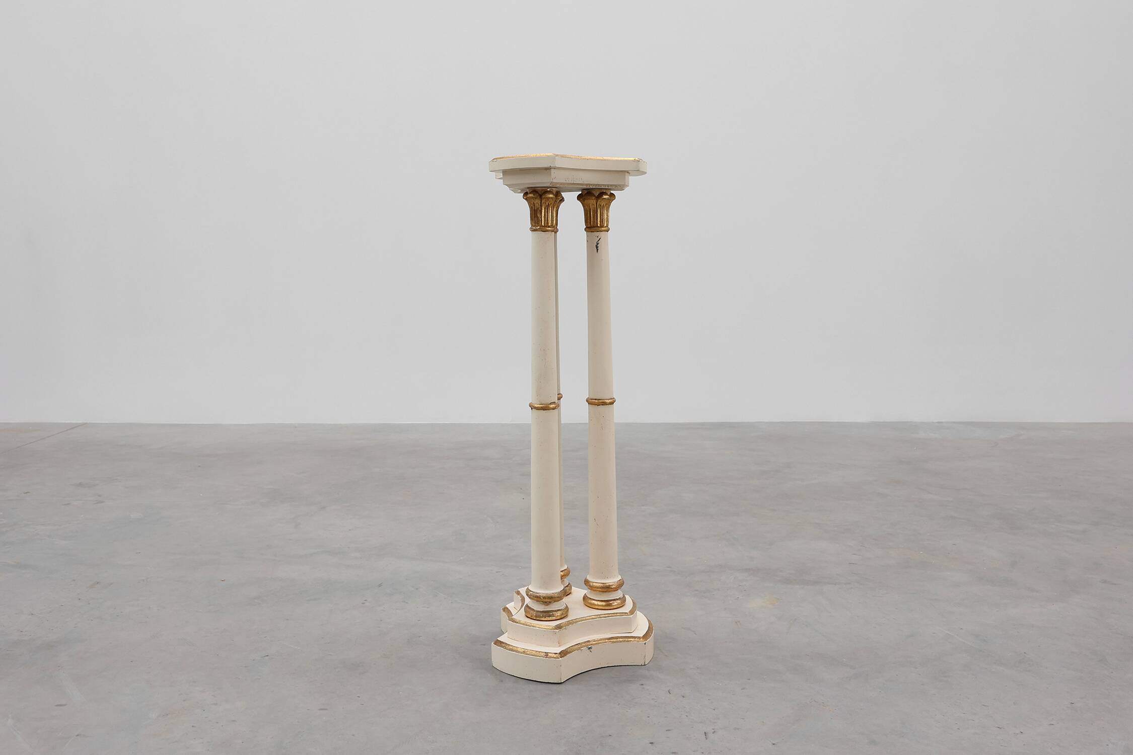 Console française de style Louis XV en bois du XXe siècle
