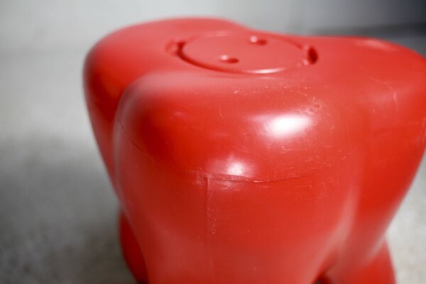 Tabouret ''dent''. Vintage. Plastique.