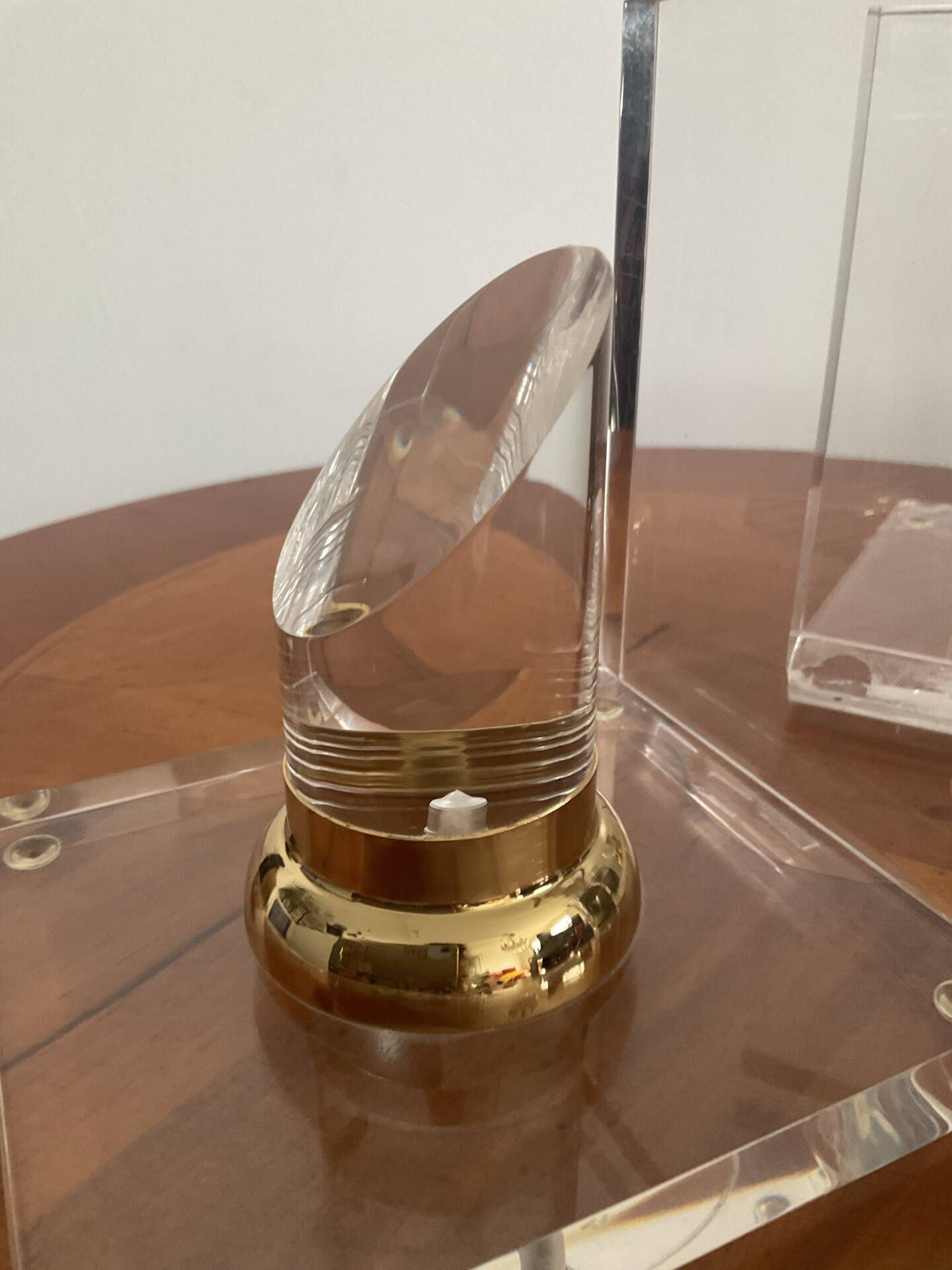 Vintage pair of bookends in lucite and brass from the 1970s.