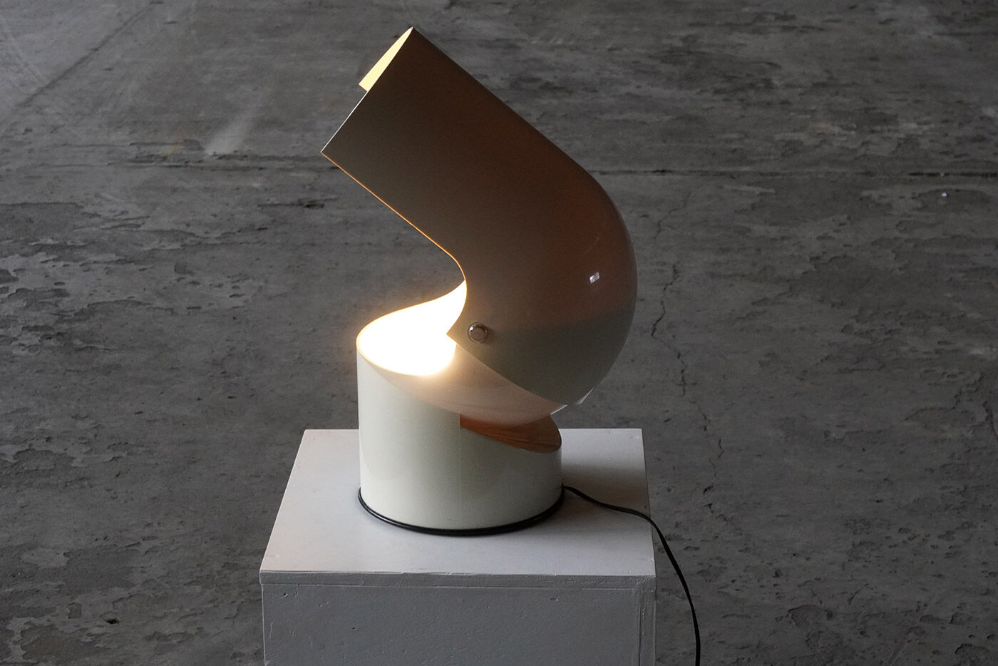 Large “Pileo Mezzo” table lamp by Gae Aulenti for Artemide, Italy 1970s