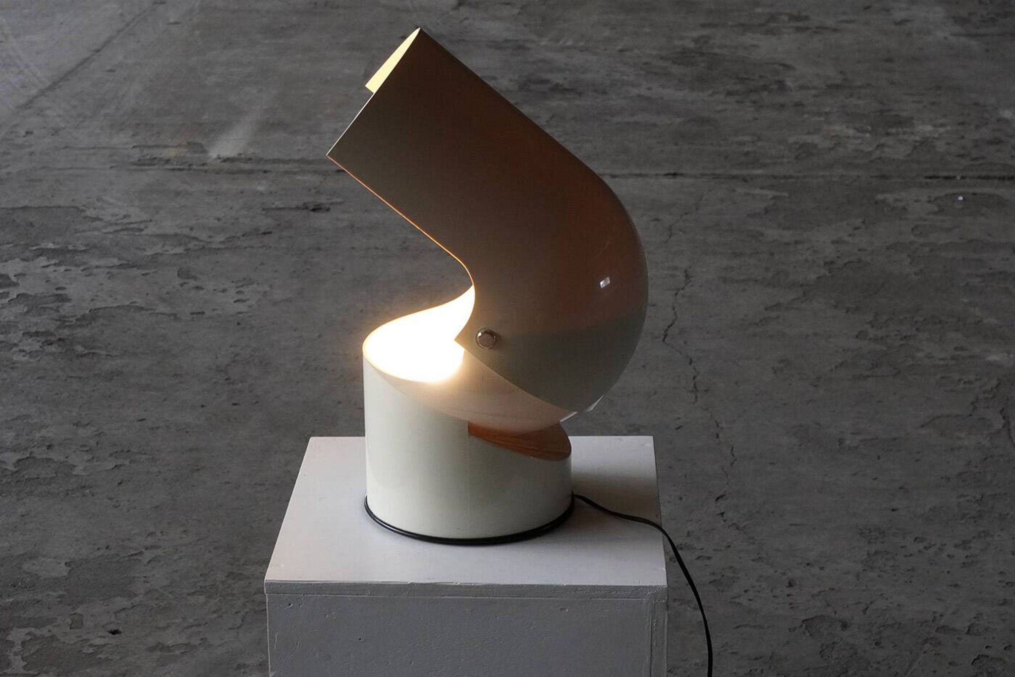 Large “Pileo Mezzo” table lamp by Gae Aulenti for Artemide, Italy 1970s