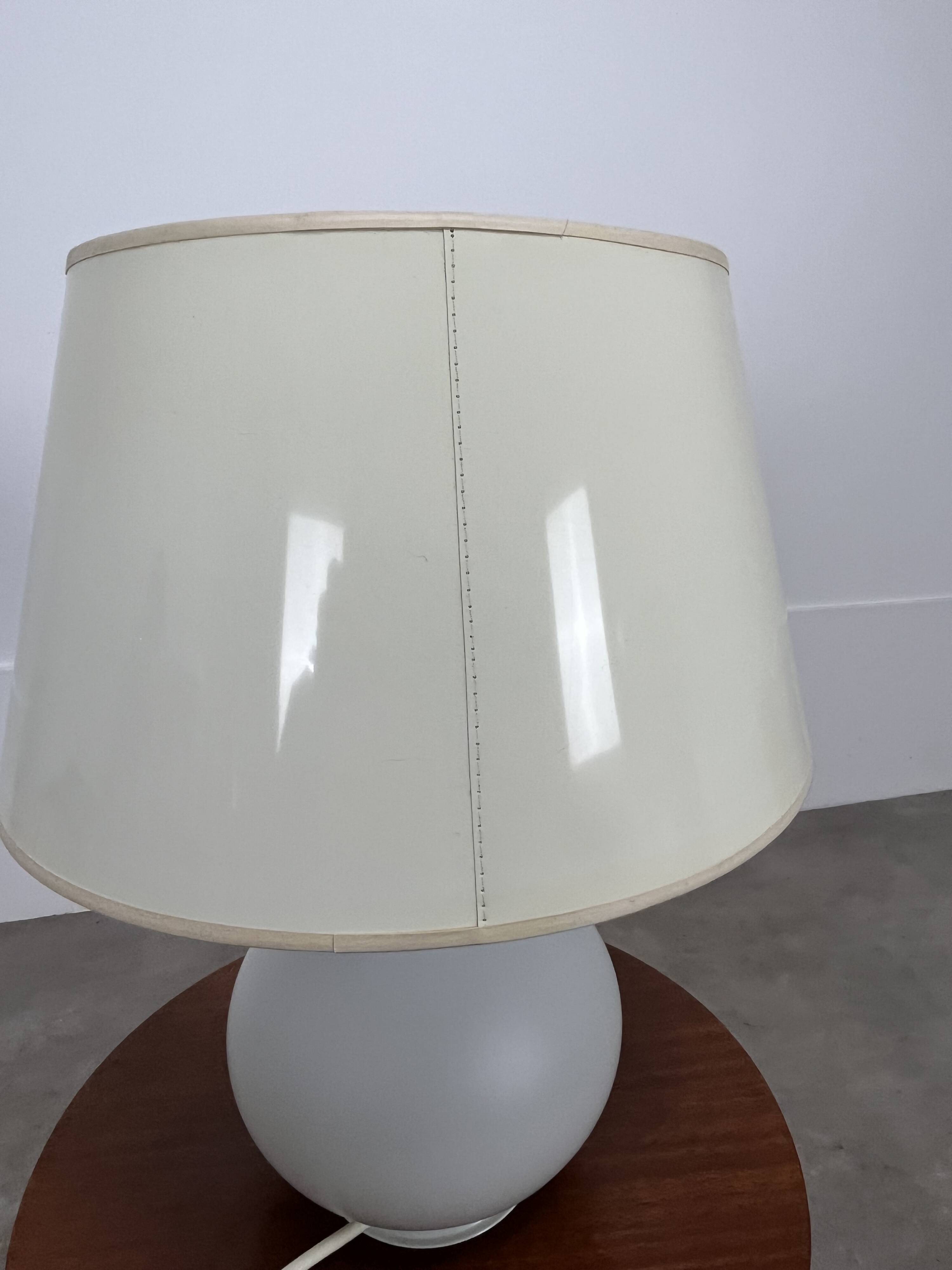 Lampe en verre opalin par Verre Lumière, années 70