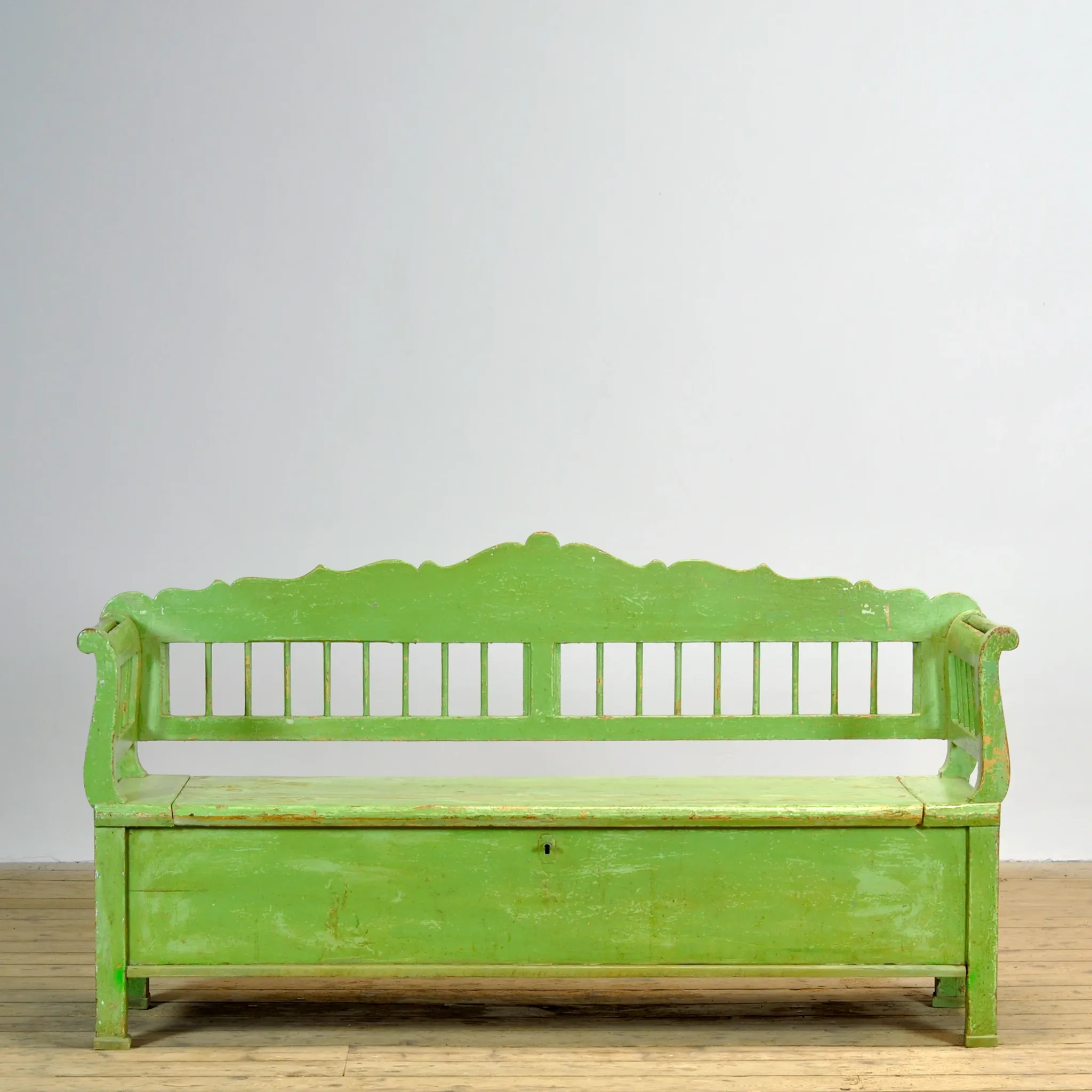 Banc en pin ancien avec rangement, années 1900
