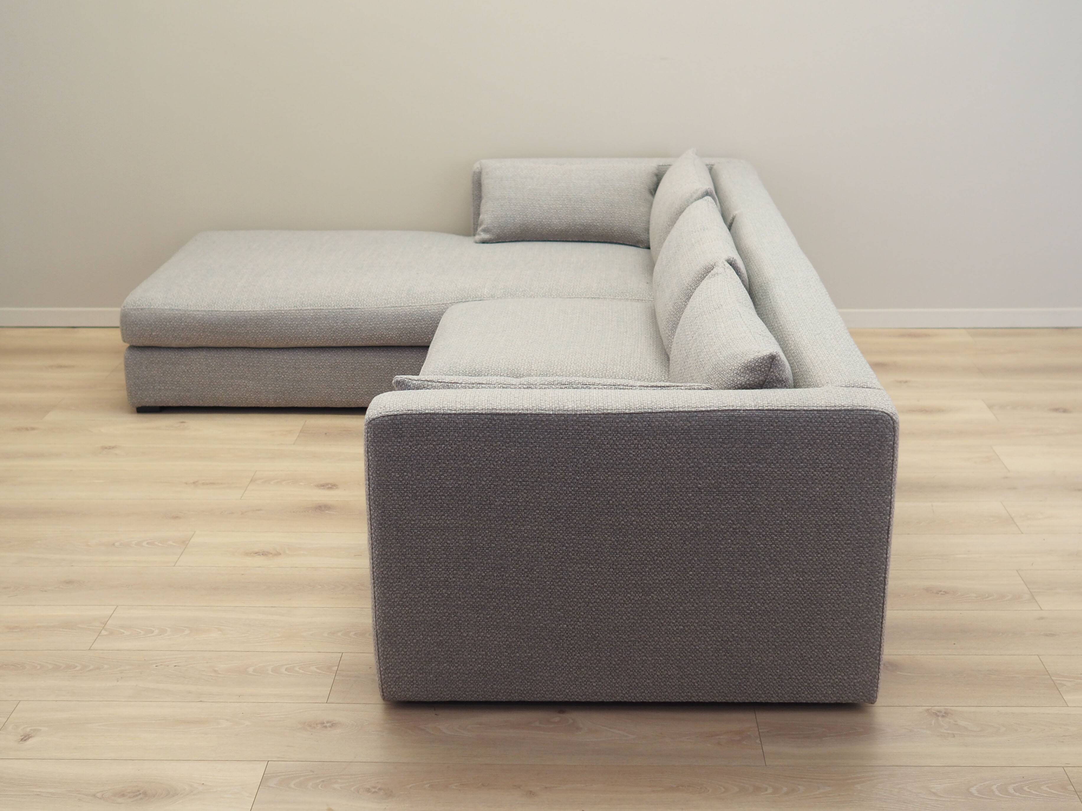 Canapé d'angle gris, design scandinave, années 2000