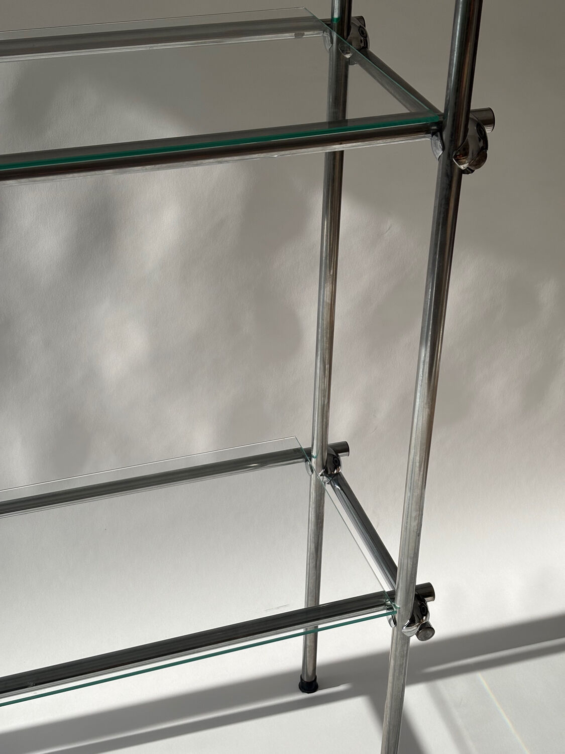 Minimalist bookshelf, Italian design 1970.