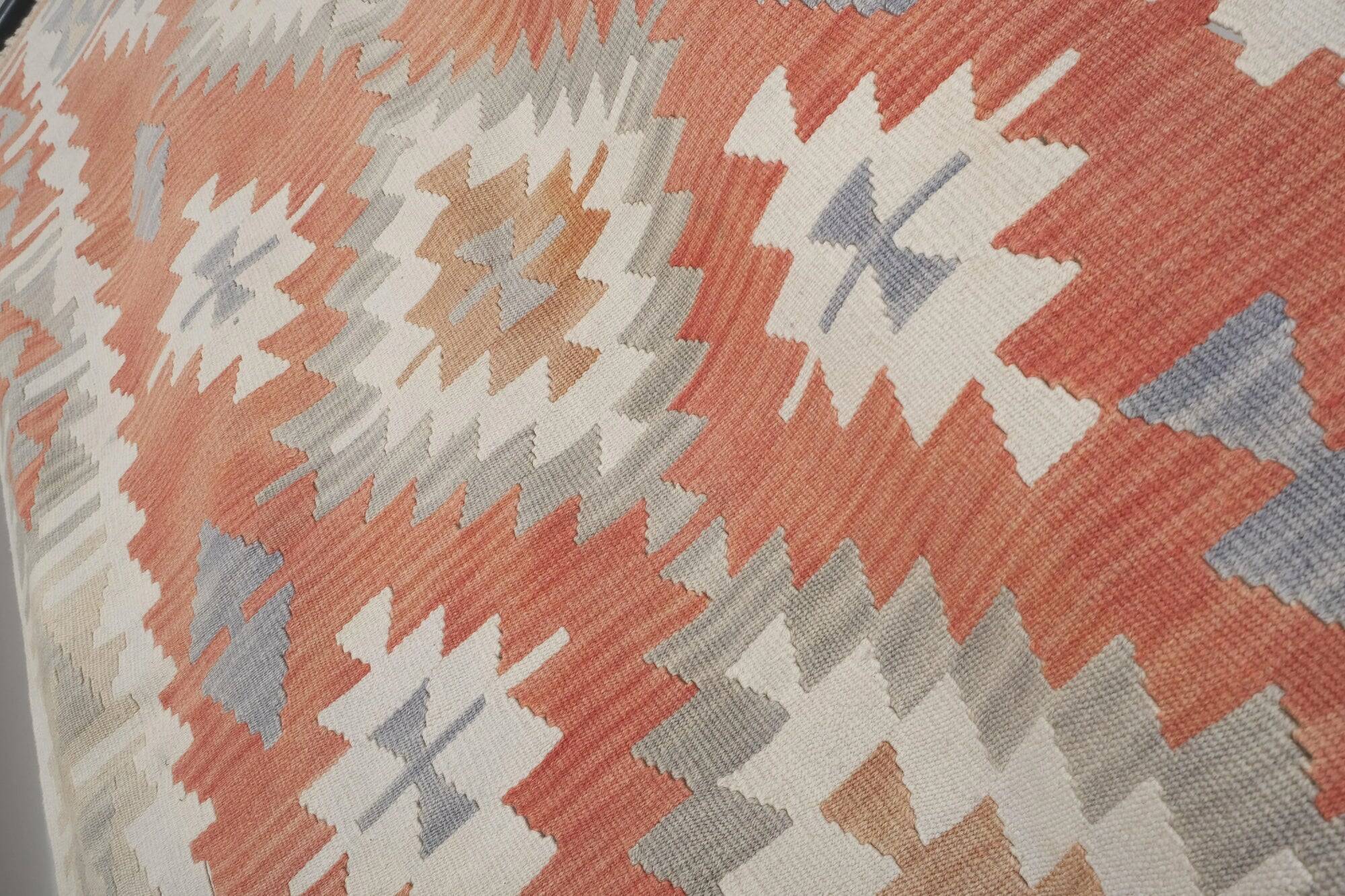 Vintage Turkish kilim, handwoven, 105x171 cm.
