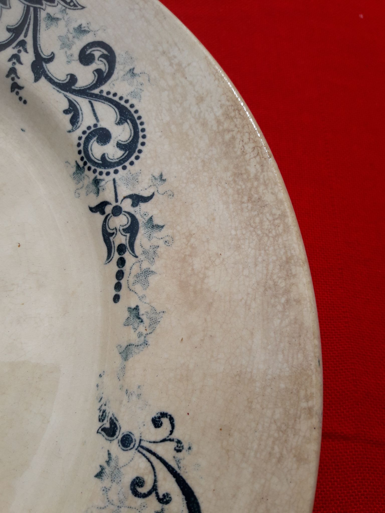 Plat à décor de frise bleu diam 28 cm
