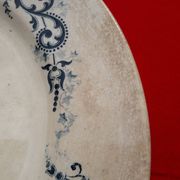 Plat à décor de frise bleu diam 28 cm