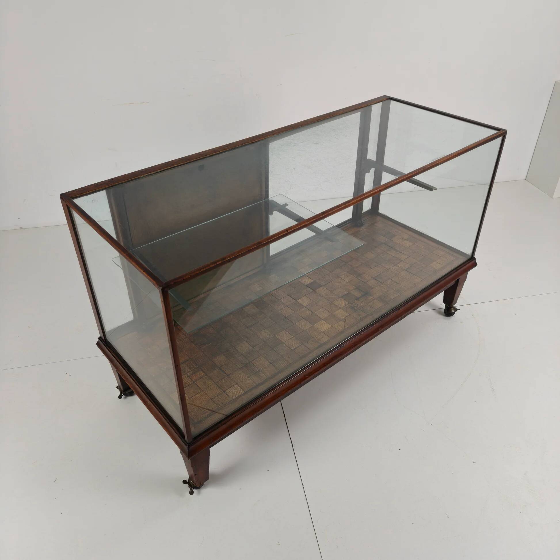English shop display / shop counter (1910–1920)