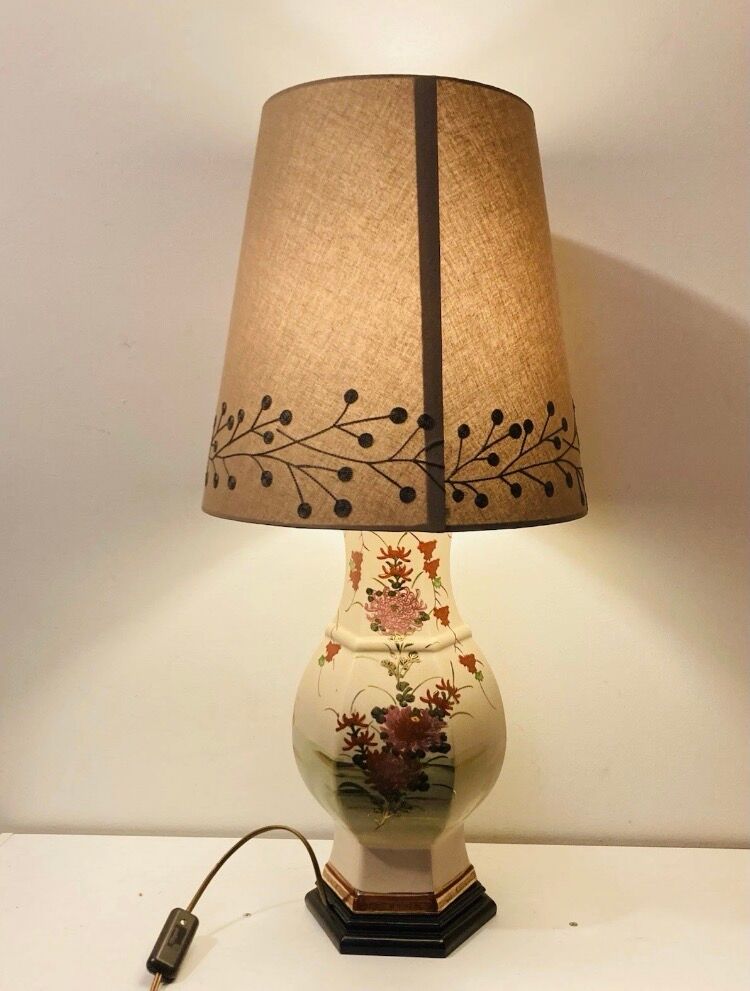 Vintage Asian lamp in ceramic with a wooden base, adjustable lampshade.