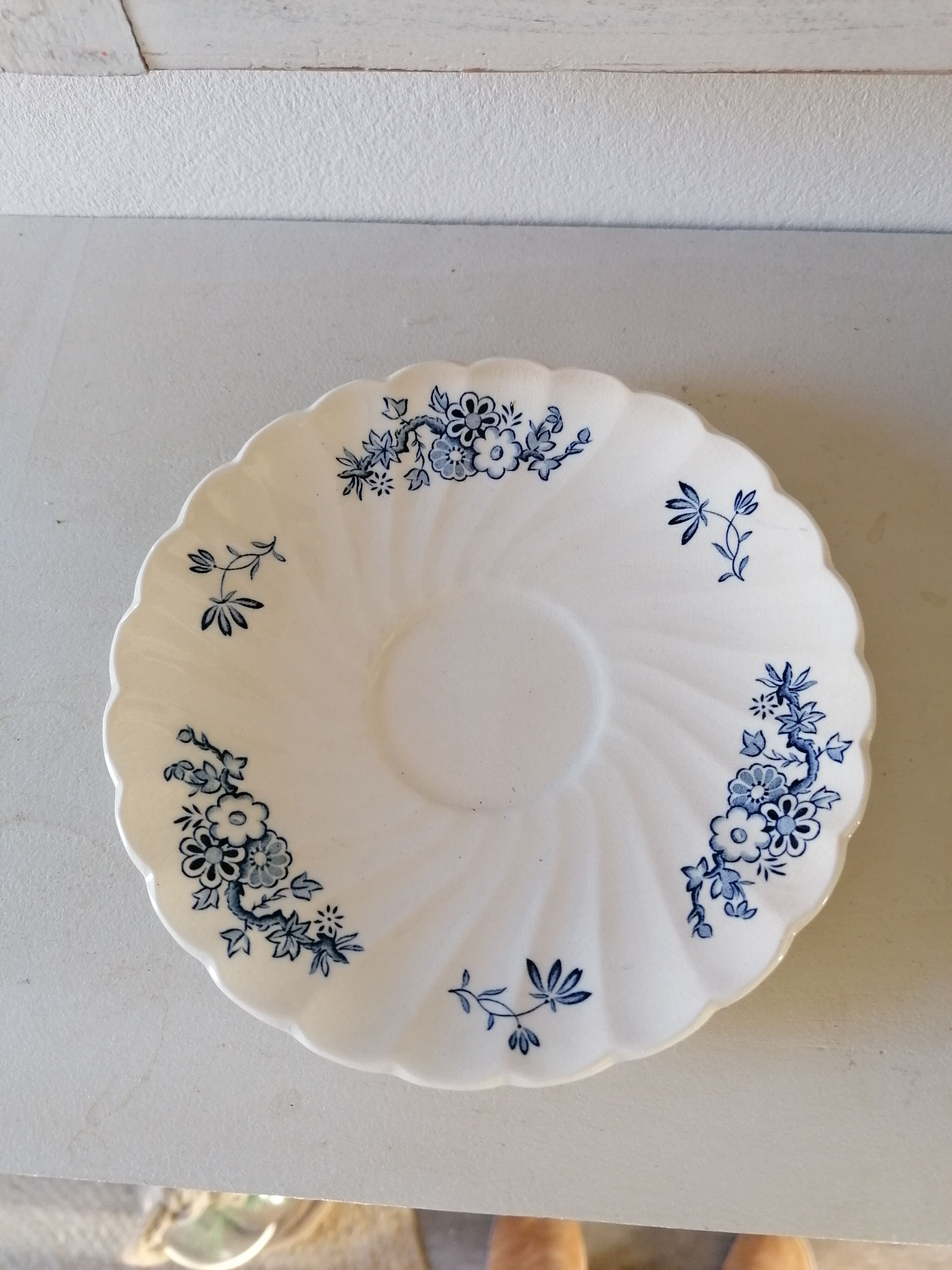 Set of 4 cups and saucers in English earthenware