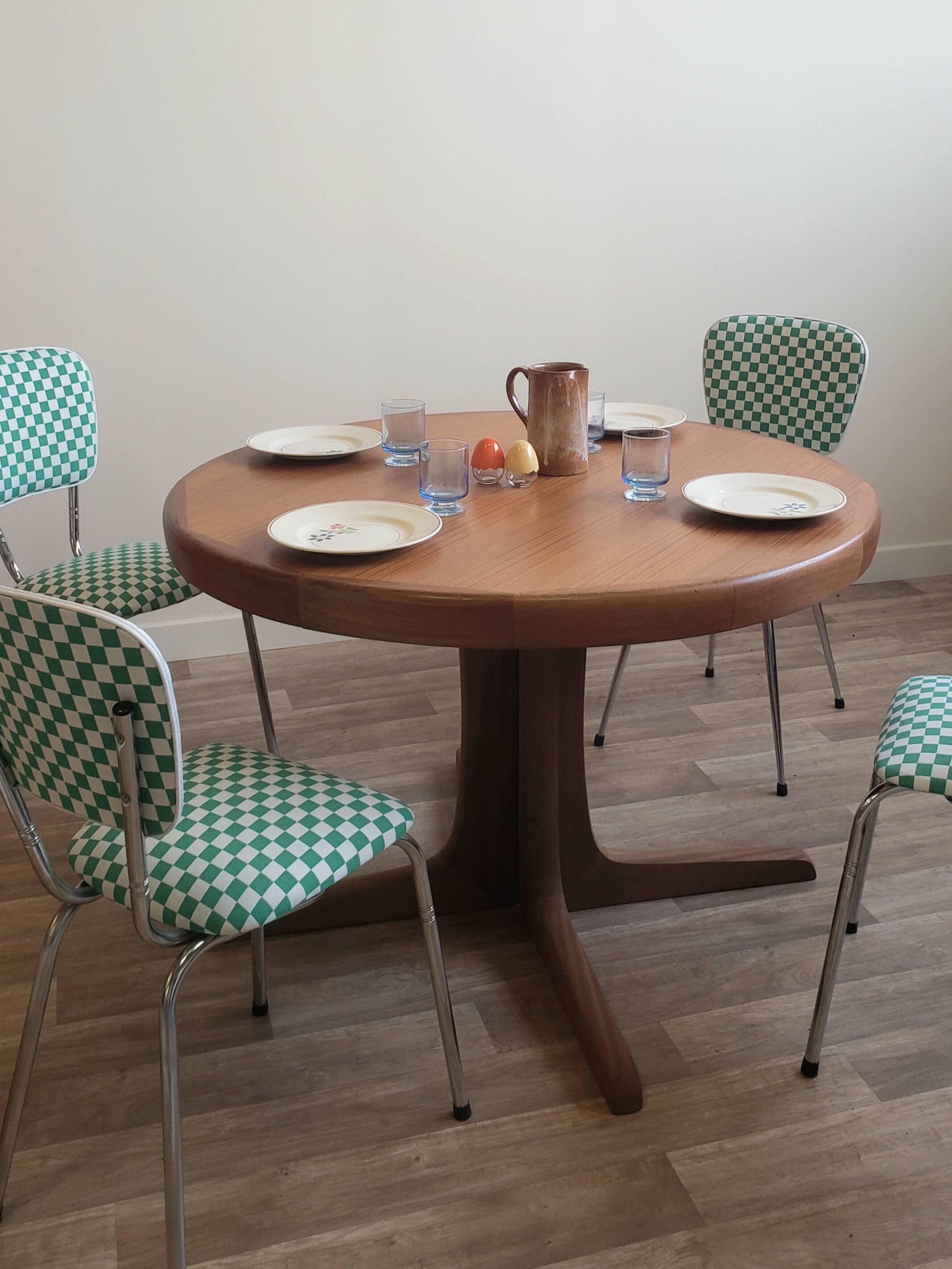 Baumann extendable round table