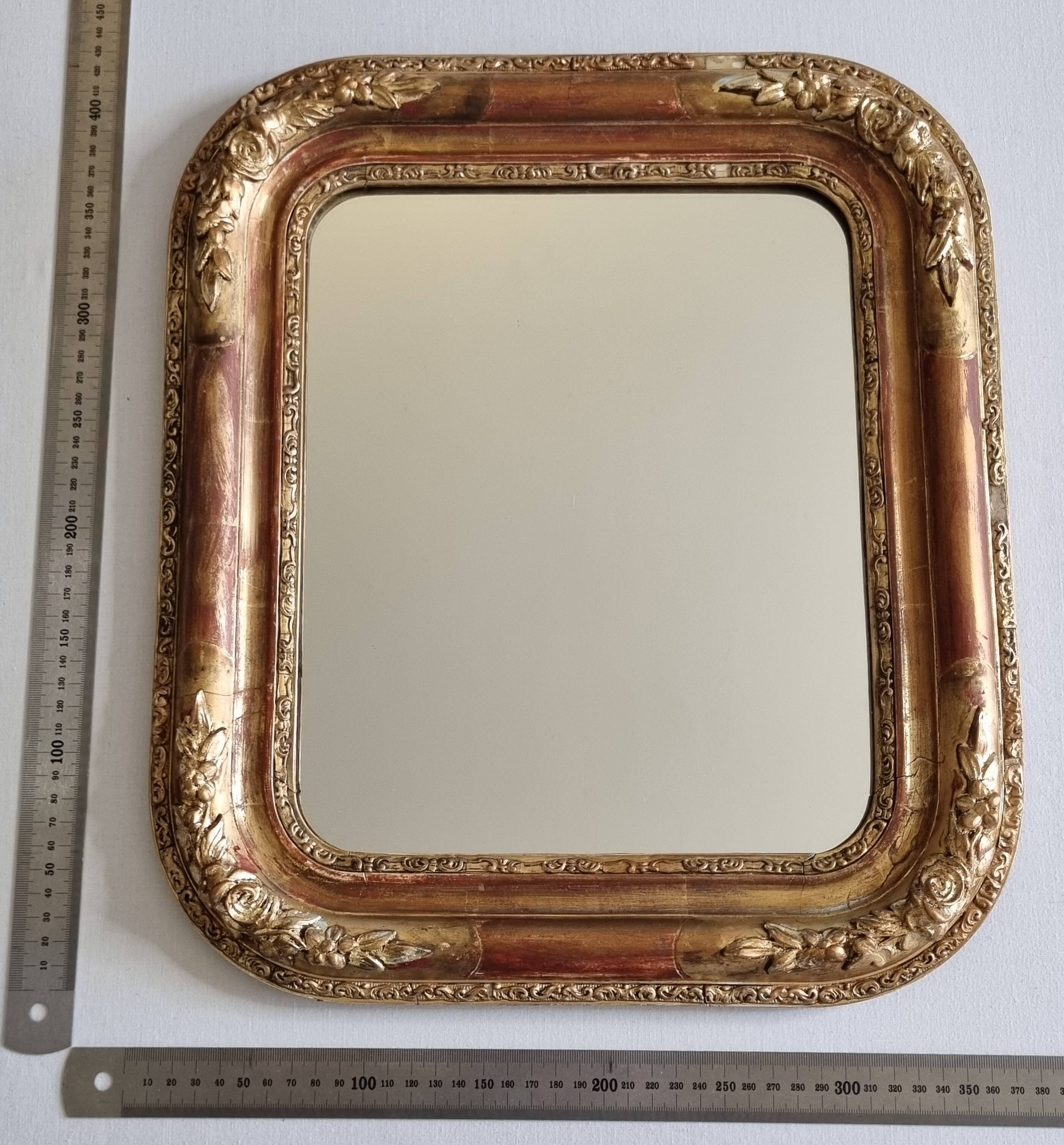 Miroir Louis-Philippe en bois et stuc doré à décor floral, XIXe,  43x38 cm
