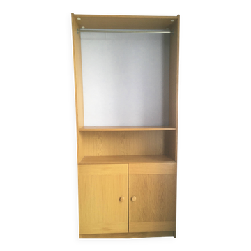 Dressing vintage style scandinave en bois clair avec penderie et placard